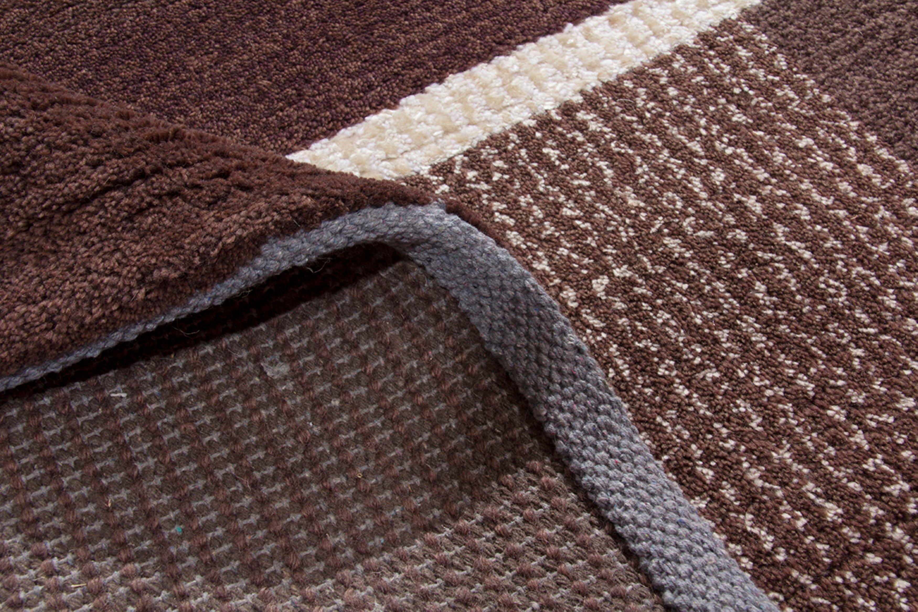 Annodato a mano Tappeto in stile scandinavo Rug & Kilim con motivi geometrici marroni e crema in vendita