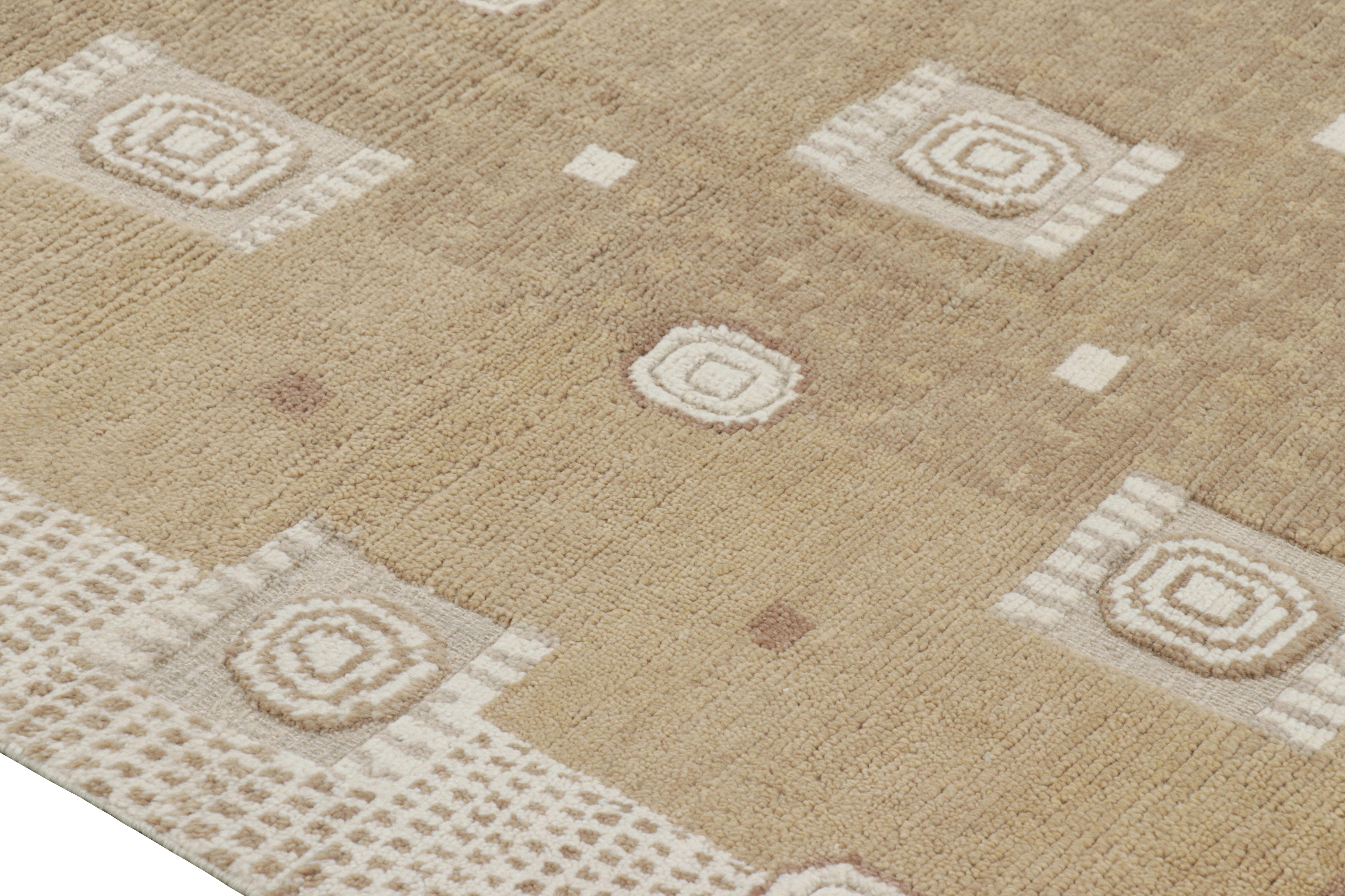 Rug & Kilim's Teppich im skandinavischen Stil mit braunen und weißen geometrischen Mustern (Moderne) im Angebot