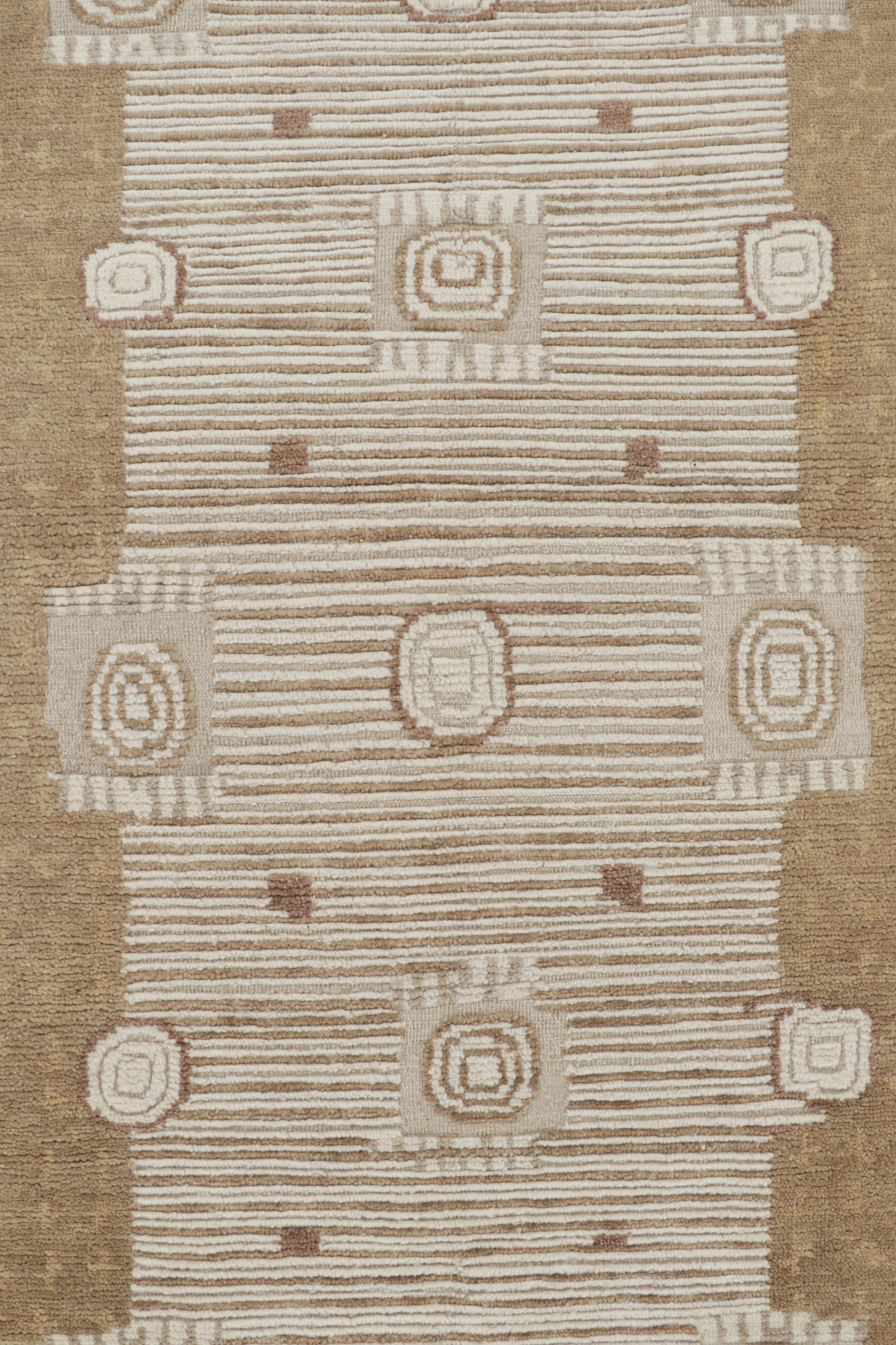 Rug & Kilim's Teppich im skandinavischen Stil mit braunen und weißen geometrischen Mustern im Zustand „Neu“ im Angebot in Long Island City, NY