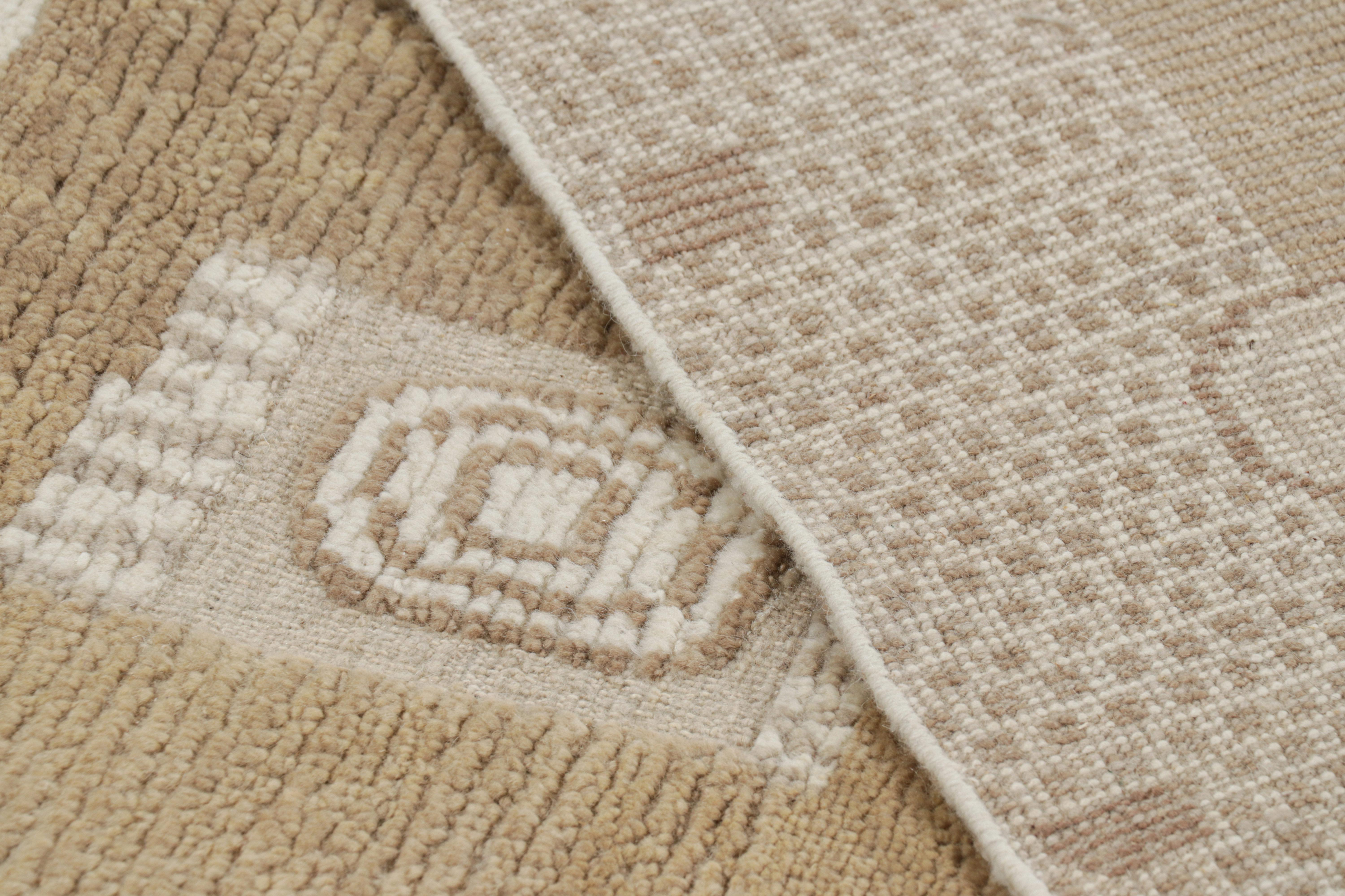 Rug & Kilim's Teppich im skandinavischen Stil mit braunen und weißen geometrischen Mustern (21. Jahrhundert und zeitgenössisch) im Angebot