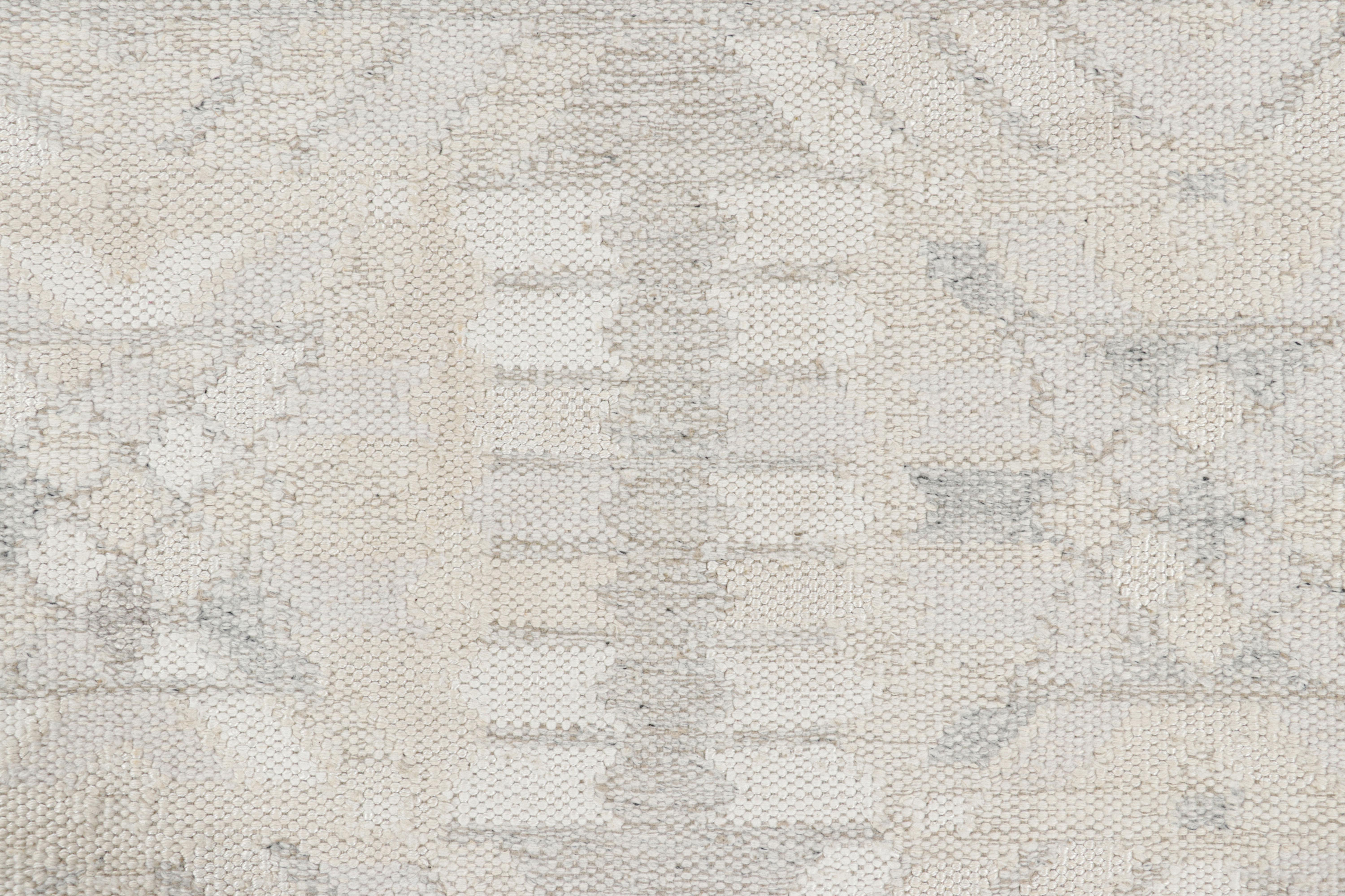Scandinavo moderno Tappeto in stile scandinavo Rug & Kilim con motivi geometrici color crema e beige in vendita
