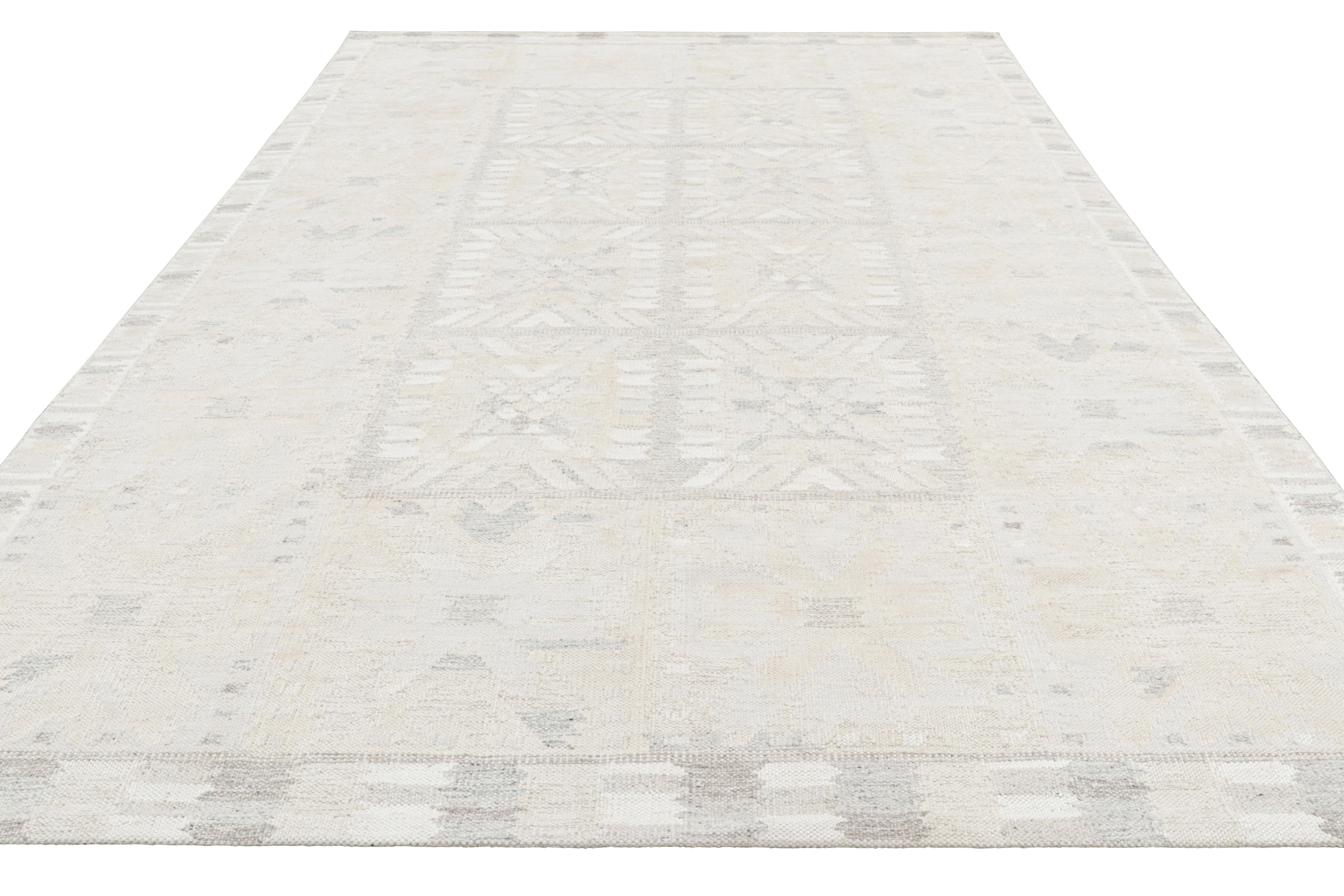 Tessuto a mano Tappeto in stile scandinavo Rug & Kilim con motivi geometrici color crema e beige in vendita