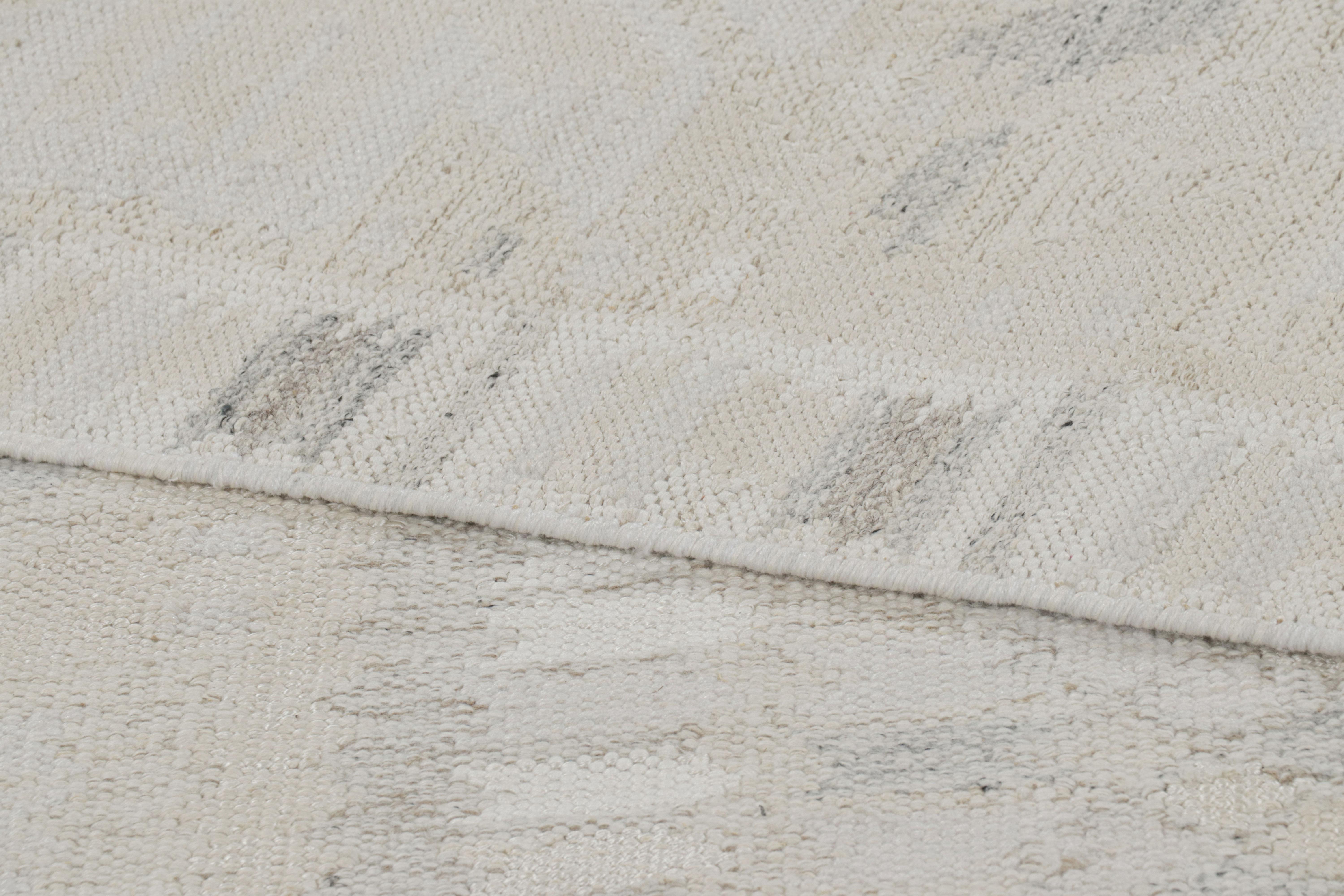 XXI secolo e contemporaneo Tappeto in stile scandinavo Rug & Kilim con motivi geometrici color crema e beige in vendita