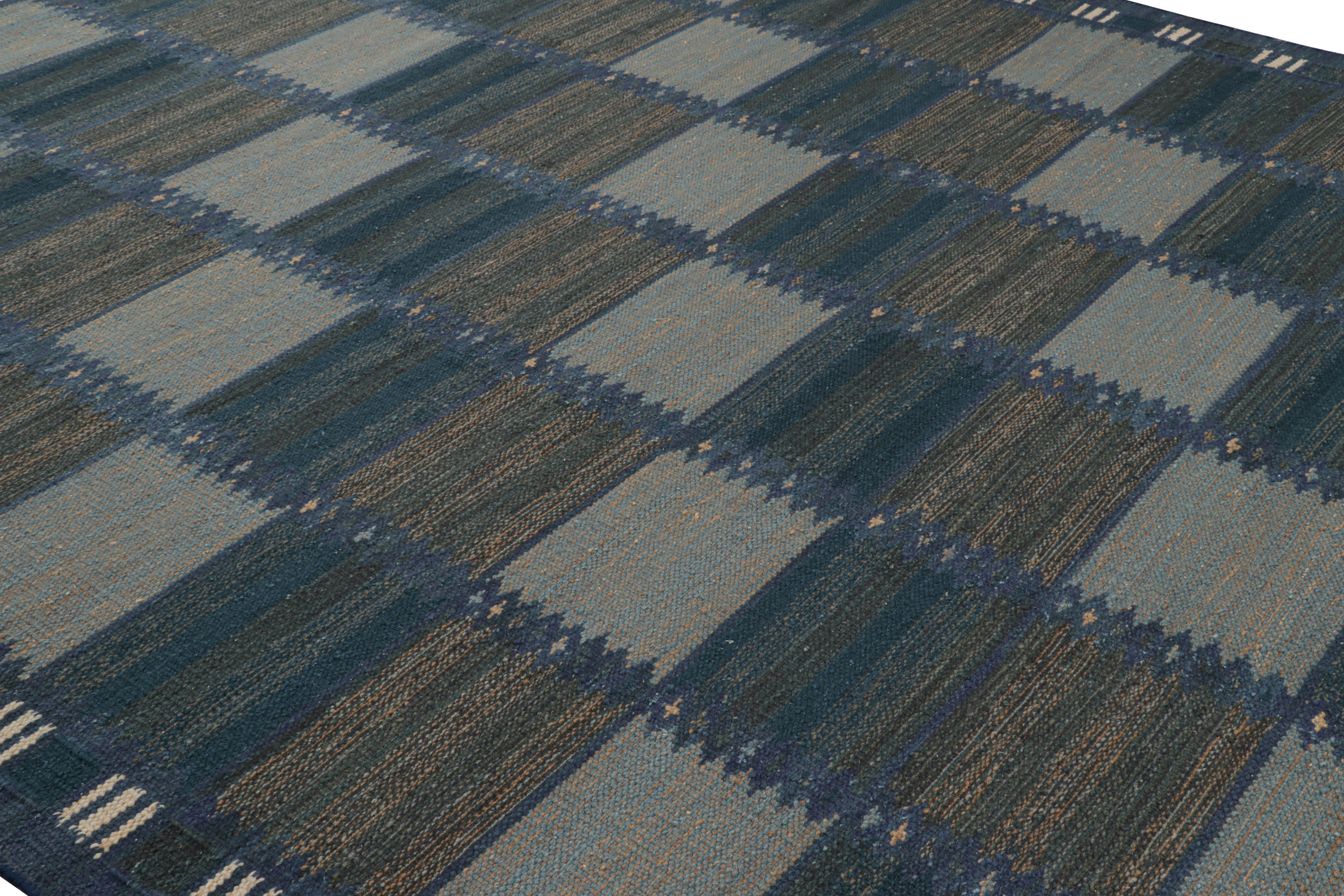 Dieser 10x14 große skandinavische Kelim aus unserer berühmten Flachgewebe-Textur der gleichnamigen, preisgekrönten Collection'S ist aus Wolle handgewebt und besticht durch die Finesse schwedischer Ästhetik mit einem geometrischen Muster. 

Über das