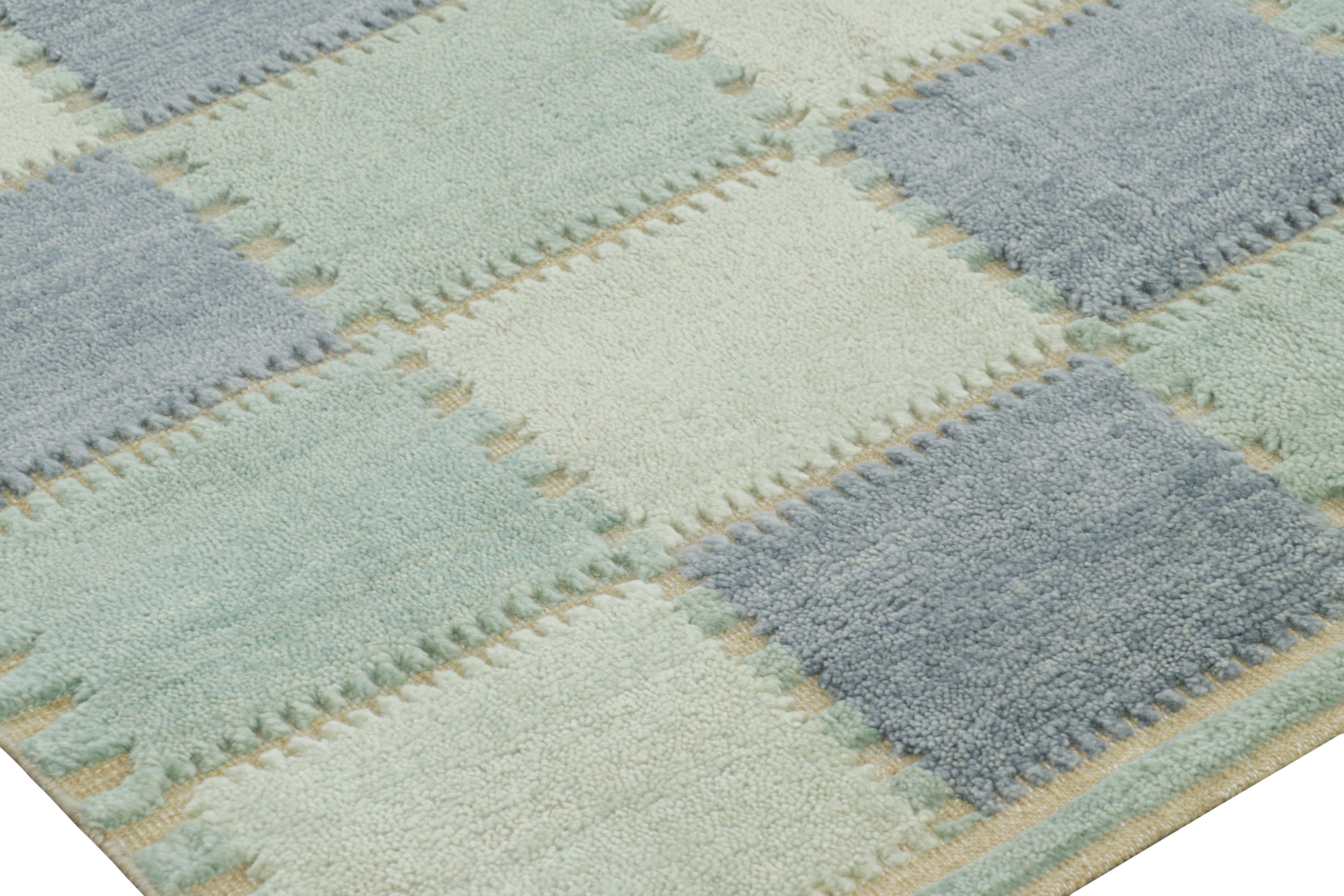 Moderne Tapis de style scandinave à motifs géométriques dans les tons bleus de Rug & Kilim en vente