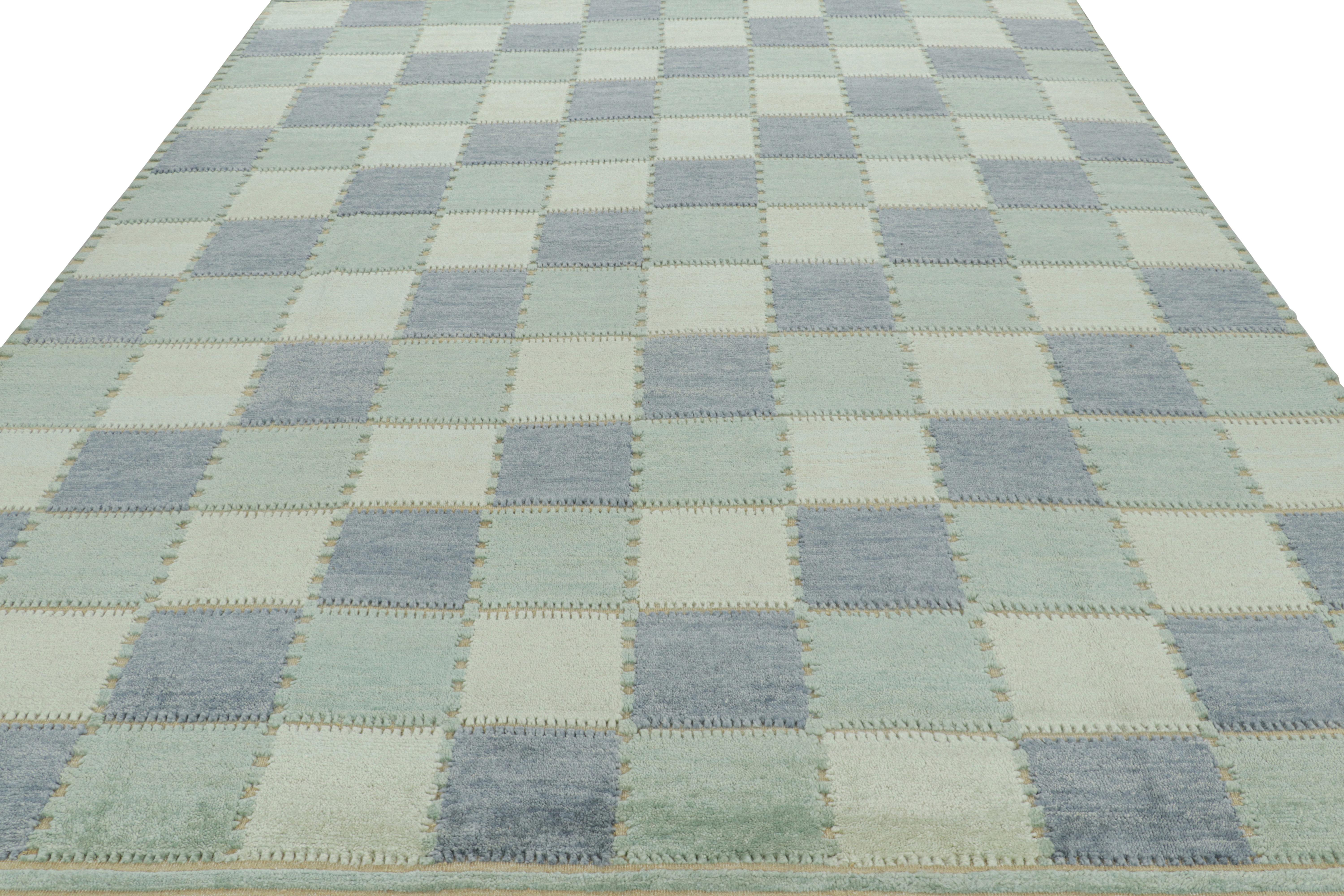 Rug & Kilim's Teppich im skandinavischen Stil mit geometrischen Mustern in blauen Tönen (Indisch) im Angebot