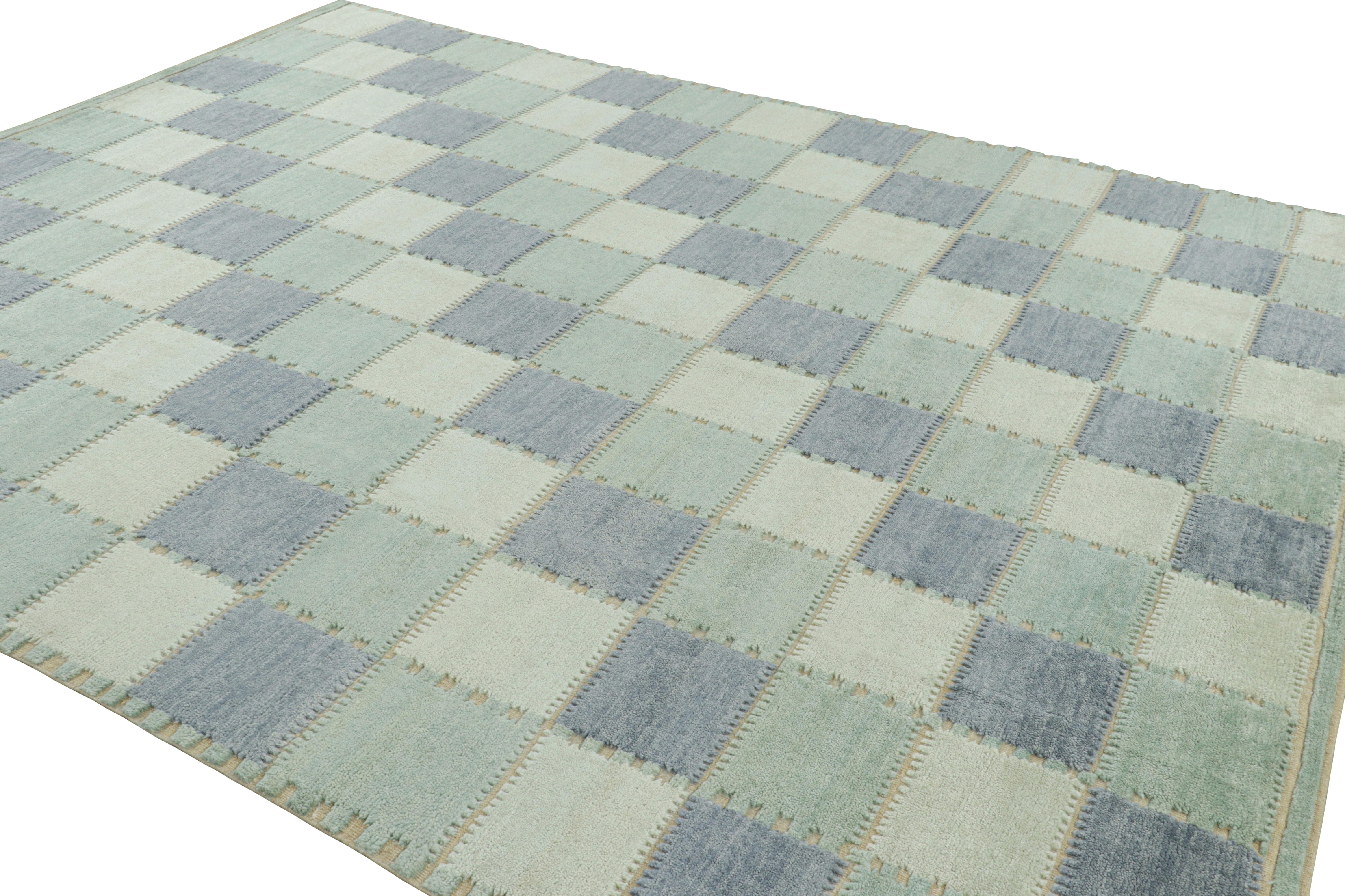 Noué à la main Tapis de style scandinave à motifs géométriques dans les tons bleus de Rug & Kilim en vente