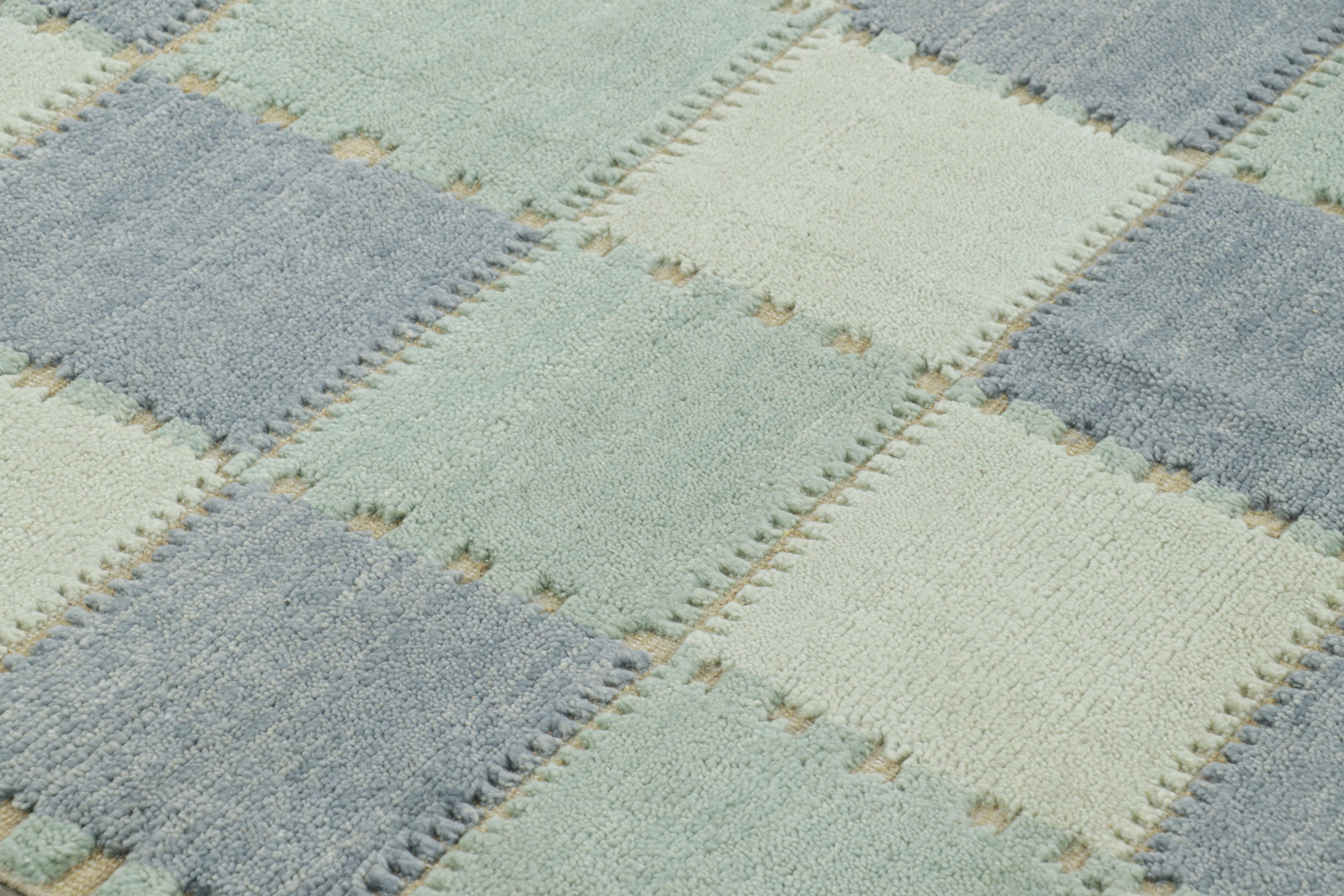 Rug & Kilim's Teppich im skandinavischen Stil mit geometrischen Mustern in blauen Tönen im Zustand „Neu“ im Angebot in Long Island City, NY