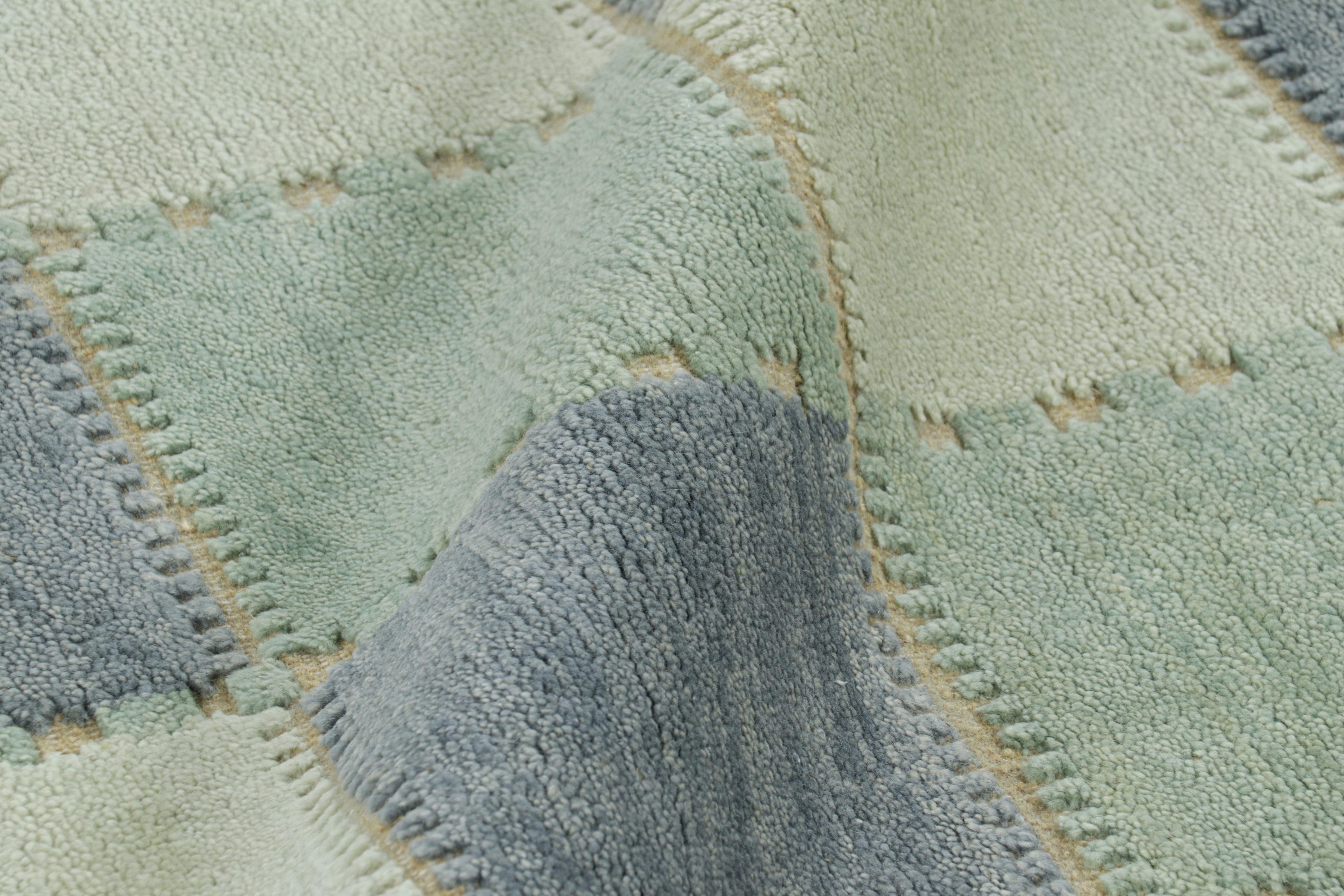 XXIe siècle et contemporain Tapis de style scandinave à motifs géométriques dans les tons bleus de Rug & Kilim en vente