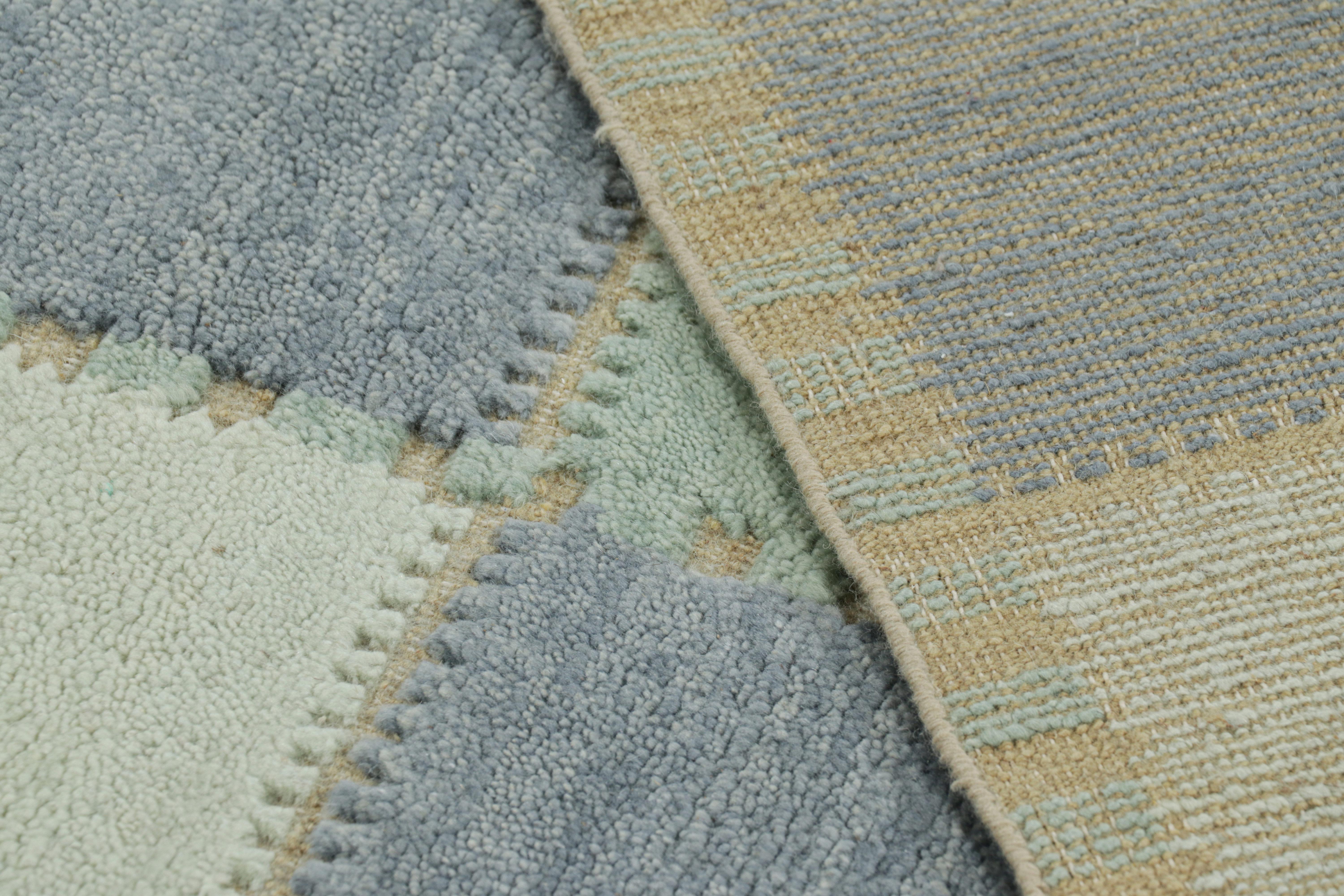 Laine Tapis de style scandinave à motifs géométriques dans les tons bleus de Rug & Kilim en vente