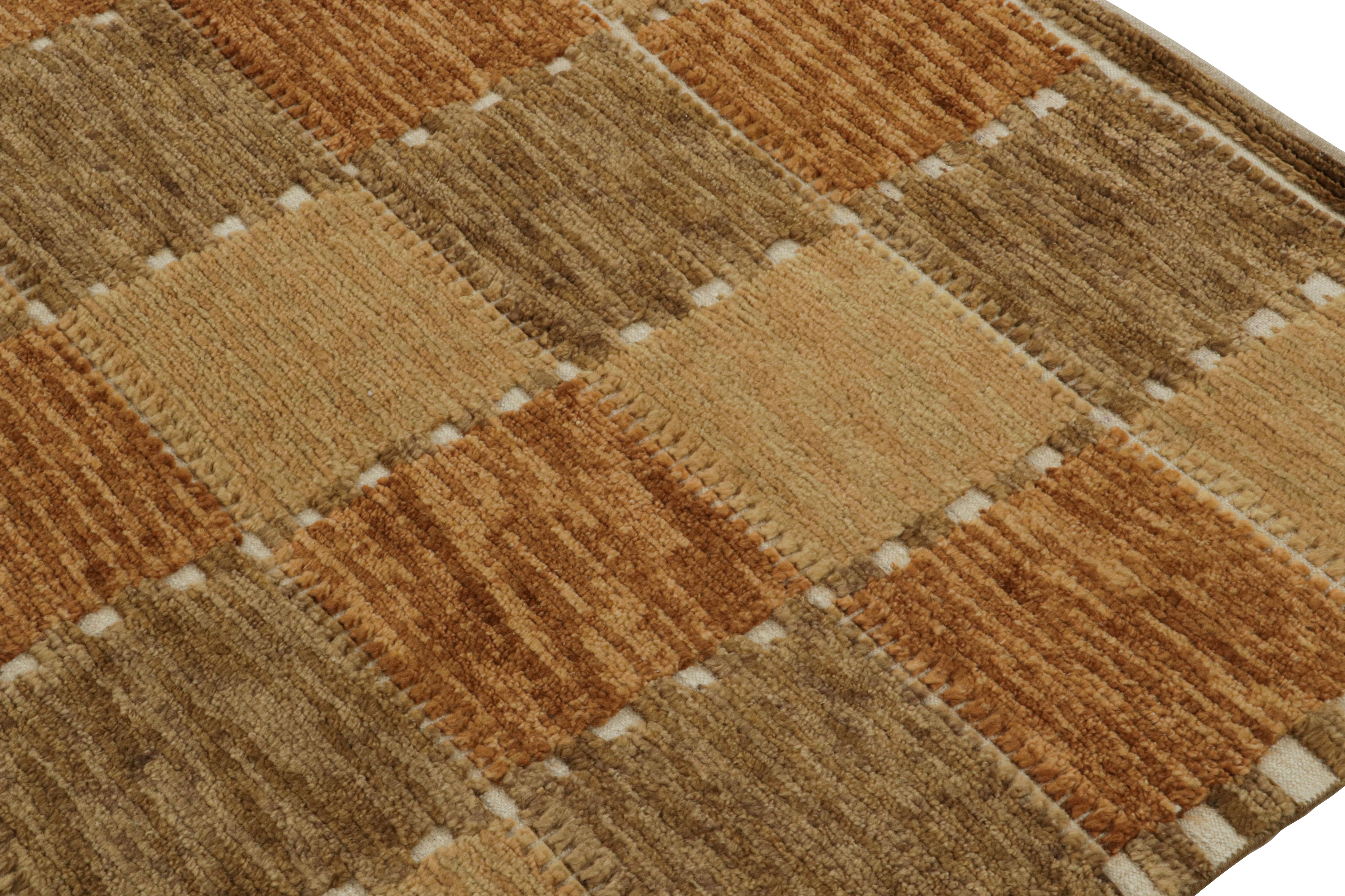 Annodato a mano Tappeto in stile scandinavo Rug & Kilim con motivi geometrici nei toni del marrone in vendita