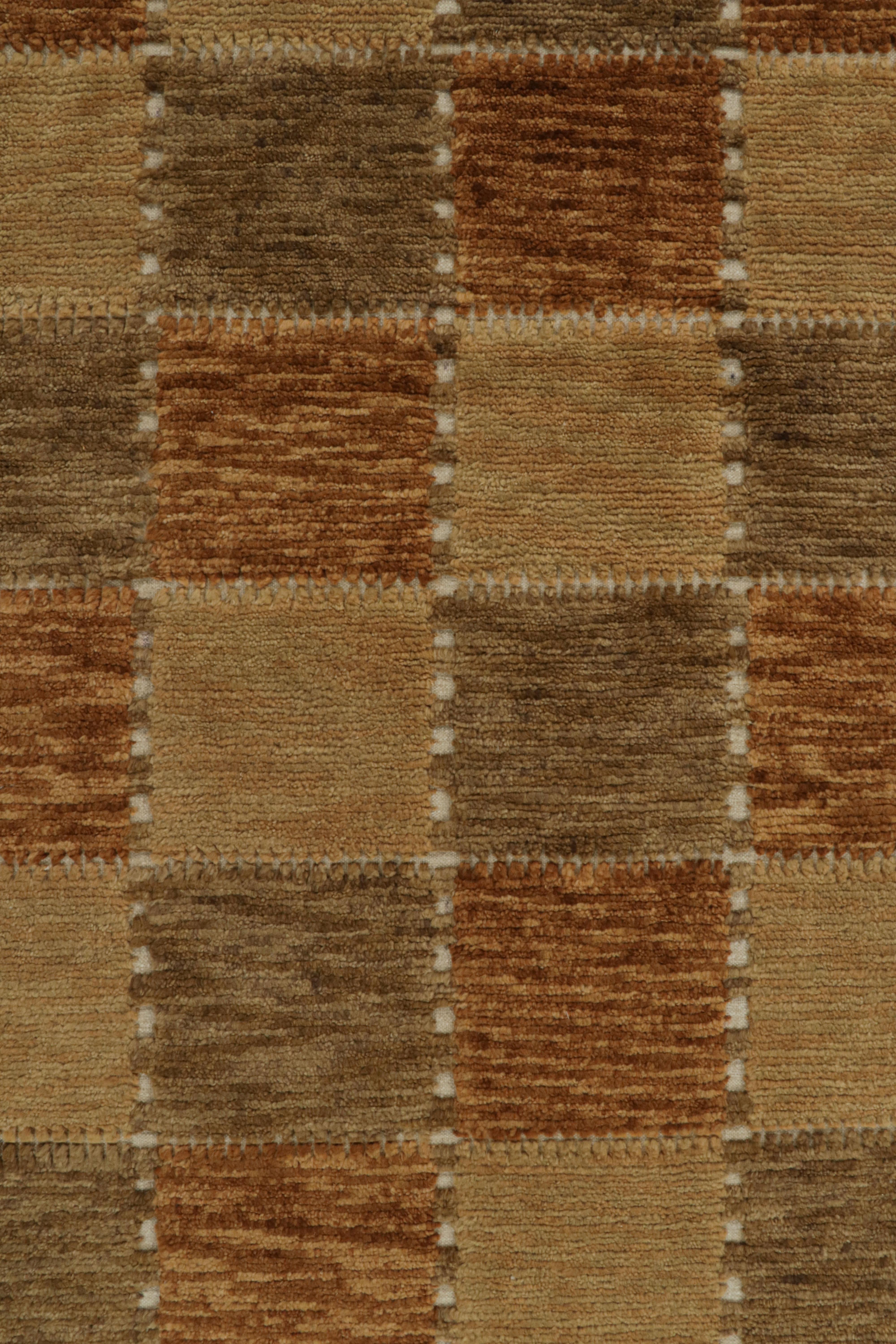 Rug & Kilim's Teppich im skandinavischen Stil mit geometrischen Mustern in braunen Tönen im Zustand „Neu“ im Angebot in Long Island City, NY