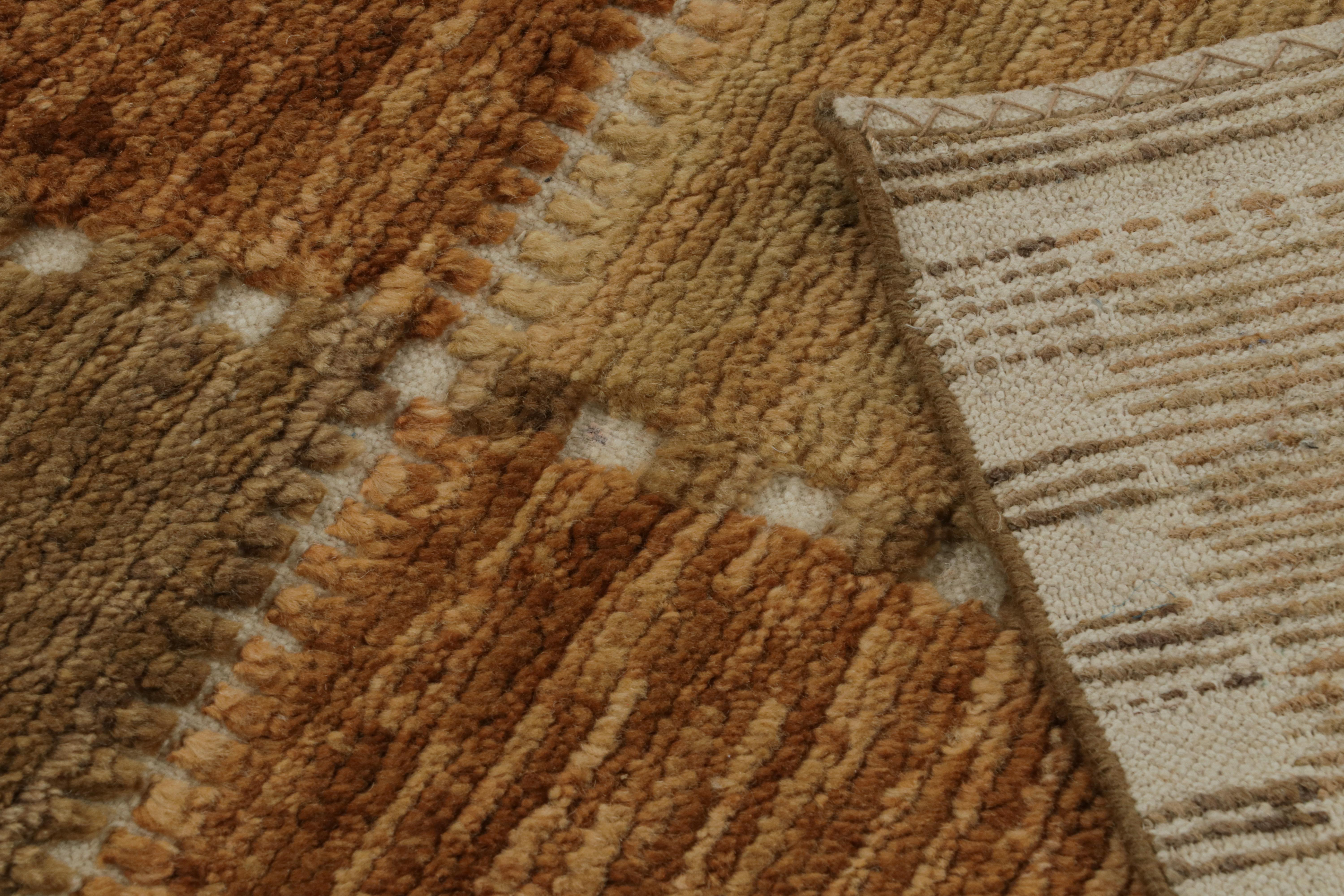 Rug & Kilim's Teppich im skandinavischen Stil mit geometrischen Mustern in braunen Tönen (21. Jahrhundert und zeitgenössisch) im Angebot
