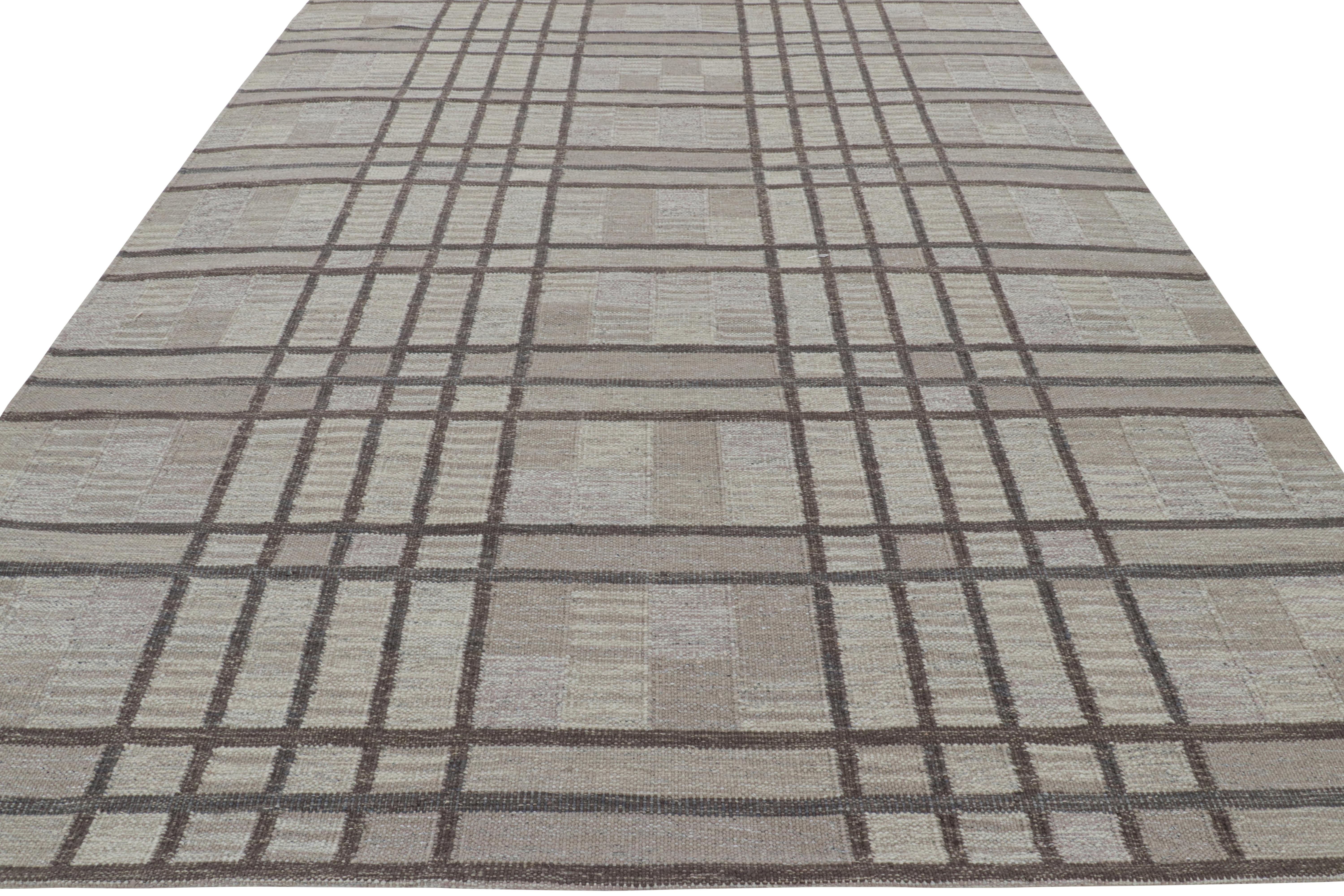 Tessuto a mano Rug & Kilim è un tappeto in stile scandinavo con motivi geometrici sui toni del marrone in vendita