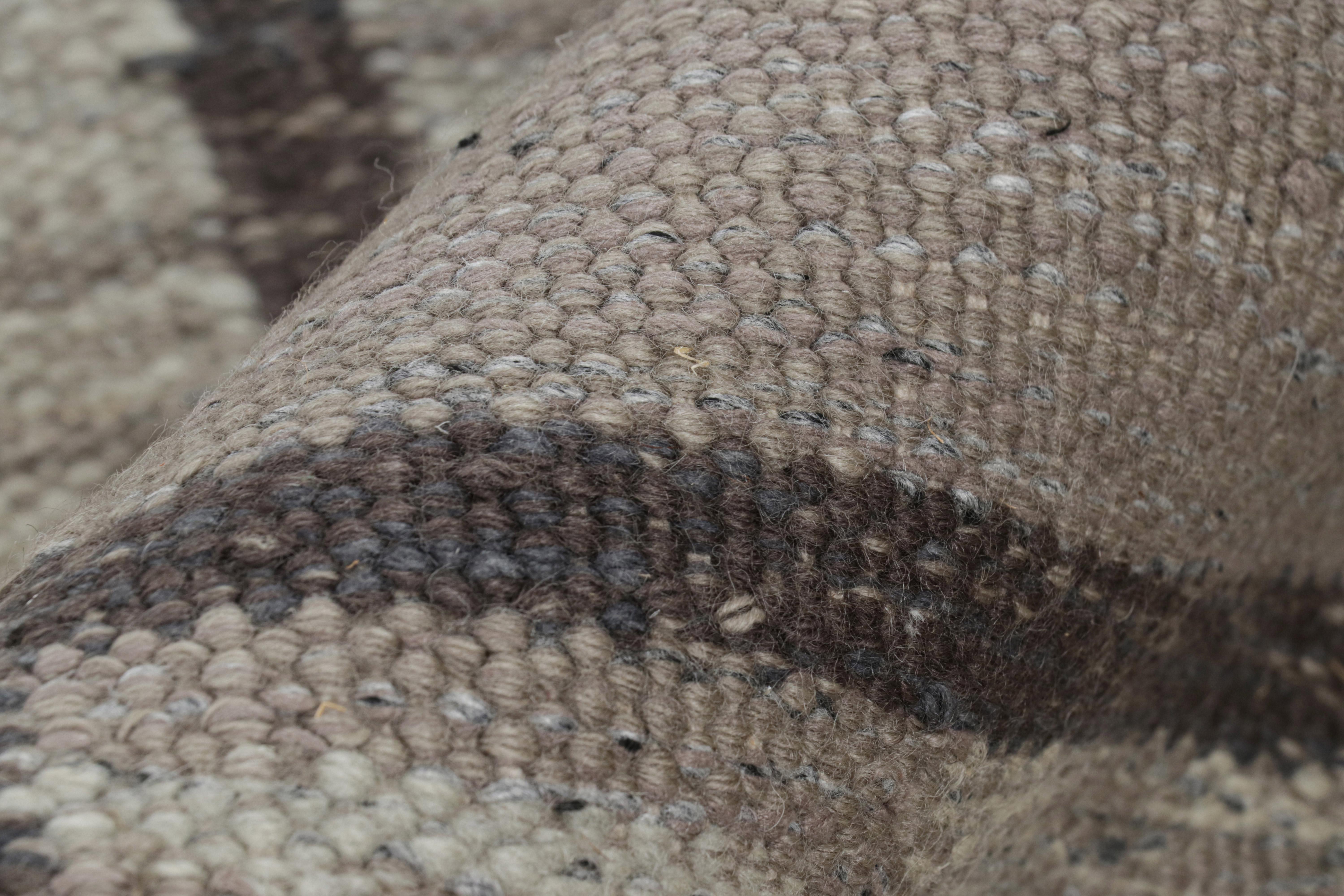 Rug & Kilim's Teppich im skandinavischen Stil mit geometrischen Mustern in Brauntönen (21. Jahrhundert und zeitgenössisch) im Angebot