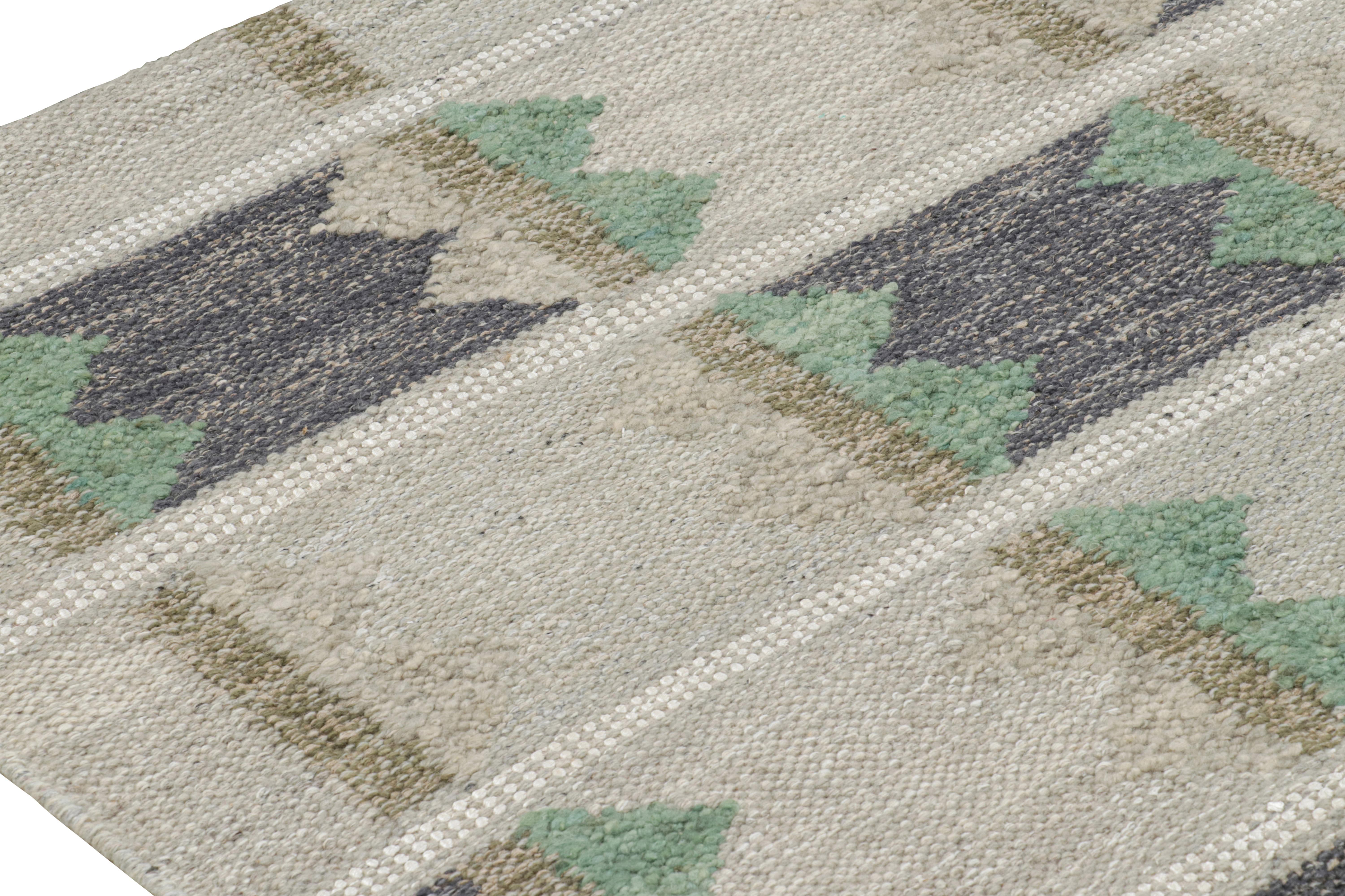 Rug & Kilim's Teppich im skandinavischen Stil mit geometrischen Mustern in Grüntönen im Zustand „Neu“ im Angebot in Long Island City, NY