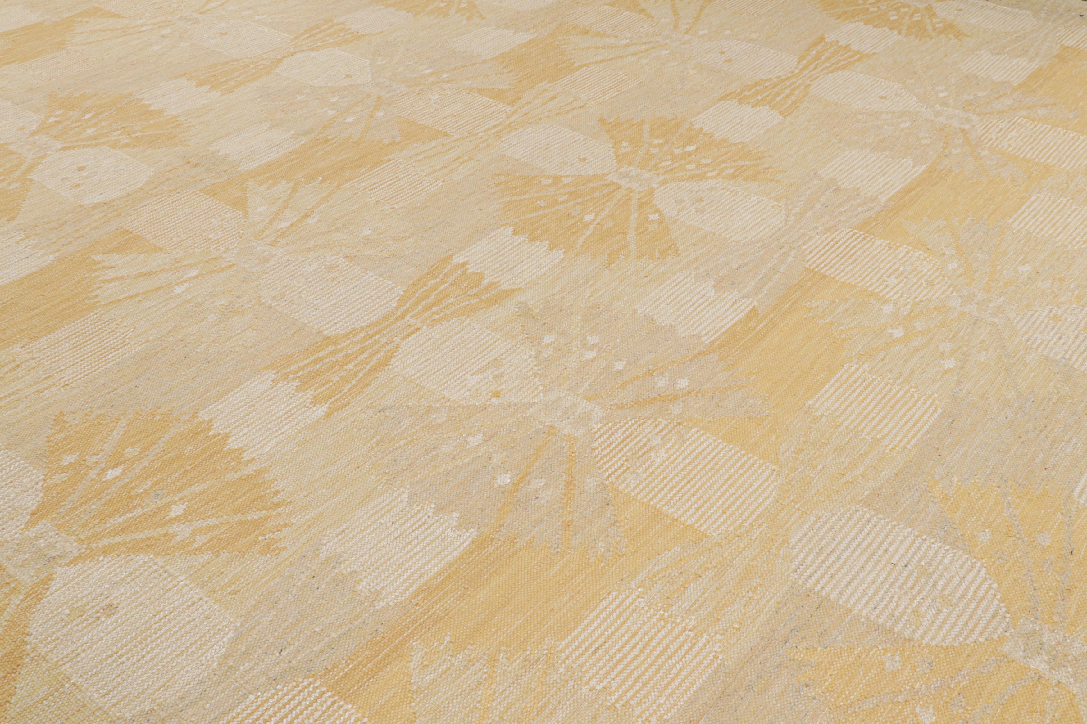 Tejida a mano en lana, esta alfombra escandinava de tejido plano de 14x18 presenta motivos geométricos inspirados en el estilo minimalista sueco, aunque también podría verse una sensibilidad cubista en el sentido de la profundidad y la dimensión.