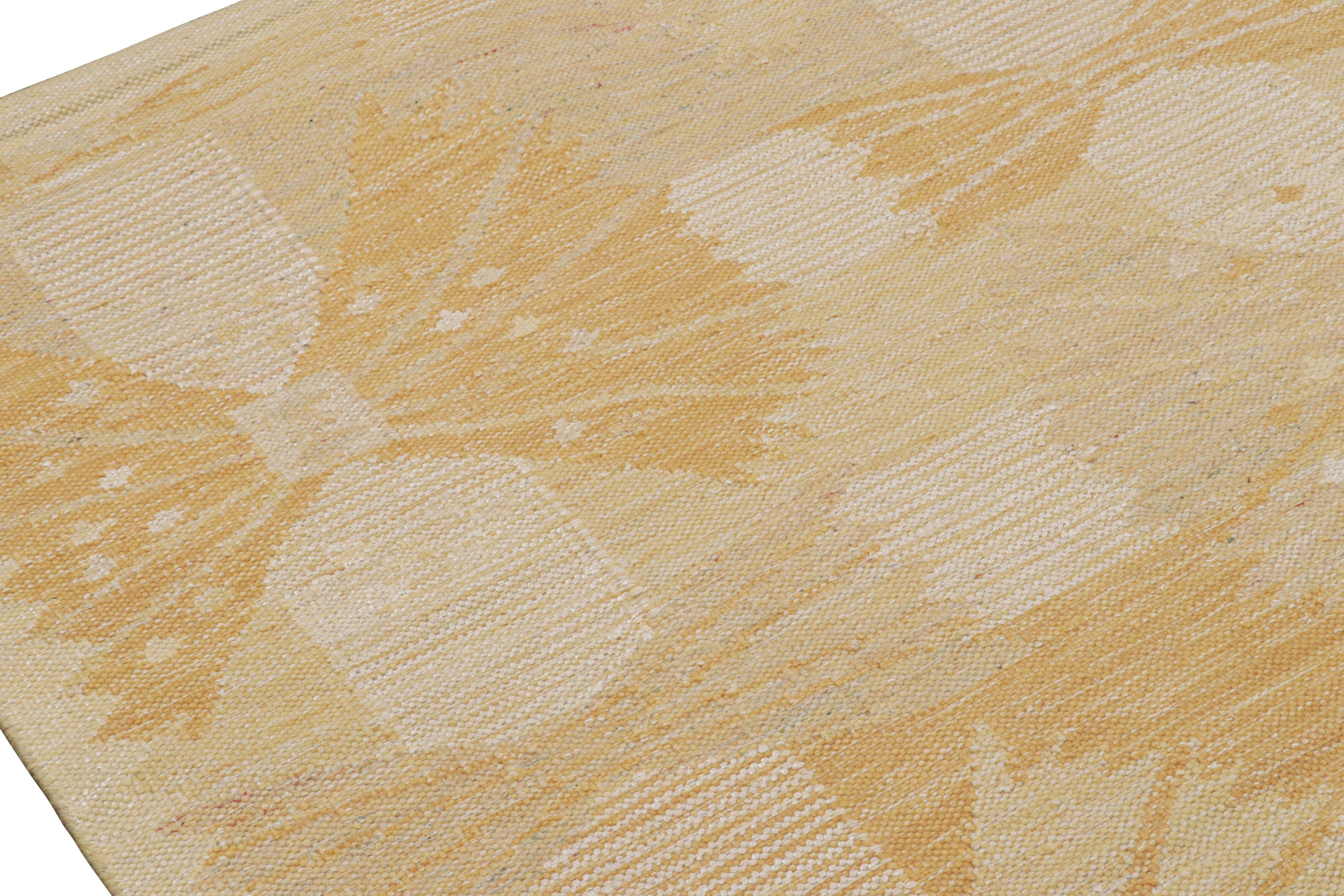 Alfombra de estilo escandinavo con motivos geométricos dorados y beige de Rug & Kilim Moderno en venta