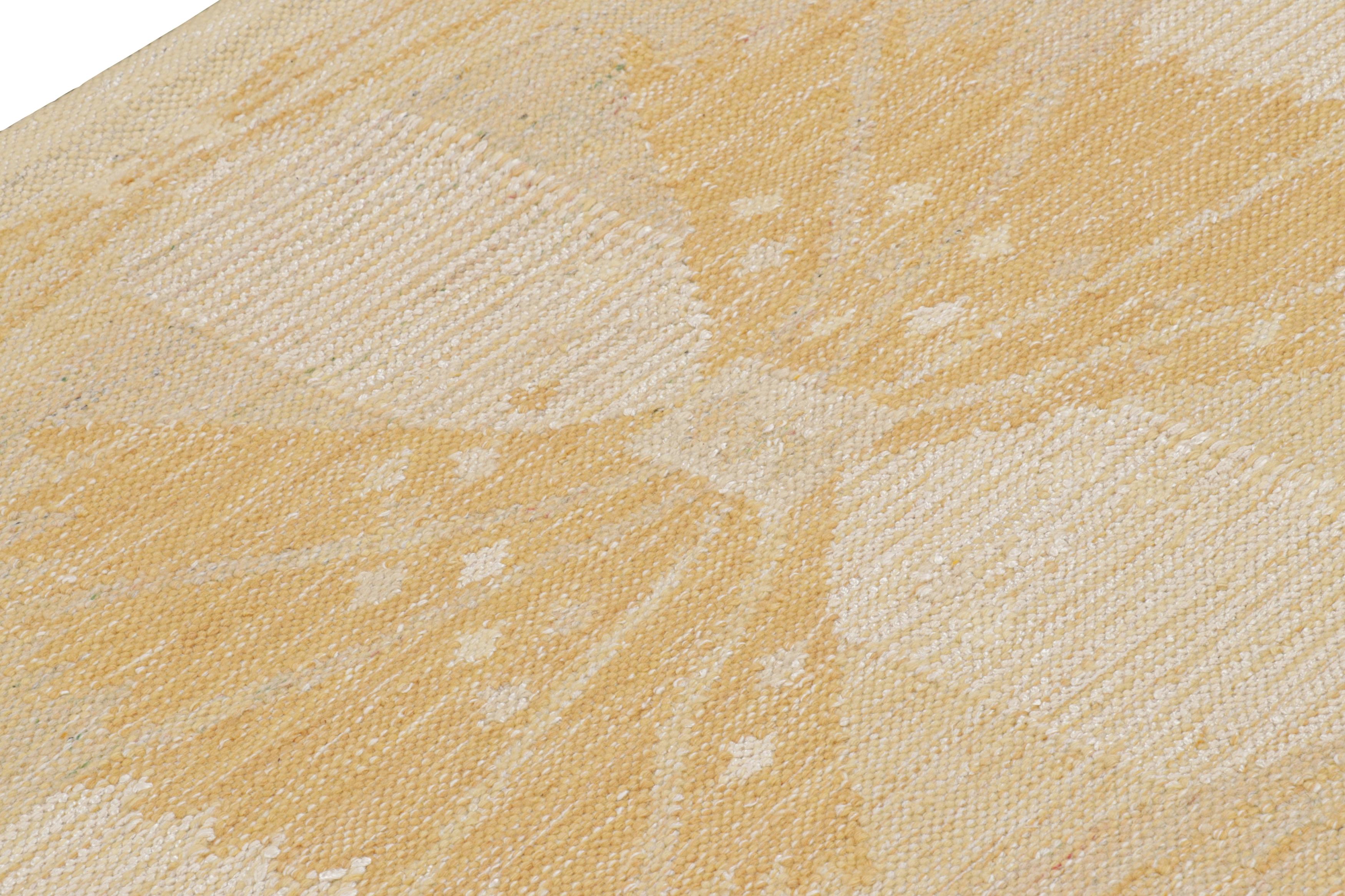 Rug & Kilim's Teppich im skandinavischen Stil mit geometrischen Mustern in Gold und Beige  (Indisch) im Angebot