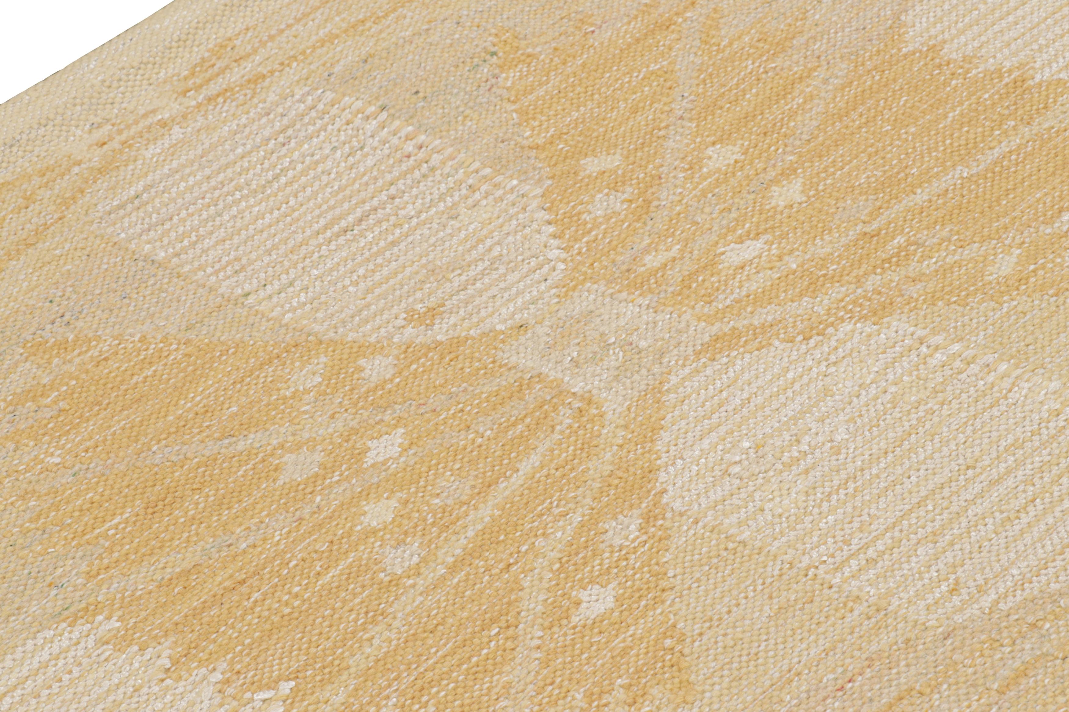 Alfombra de estilo escandinavo con motivos geométricos dorados y beige de Rug & Kilim Indio en venta