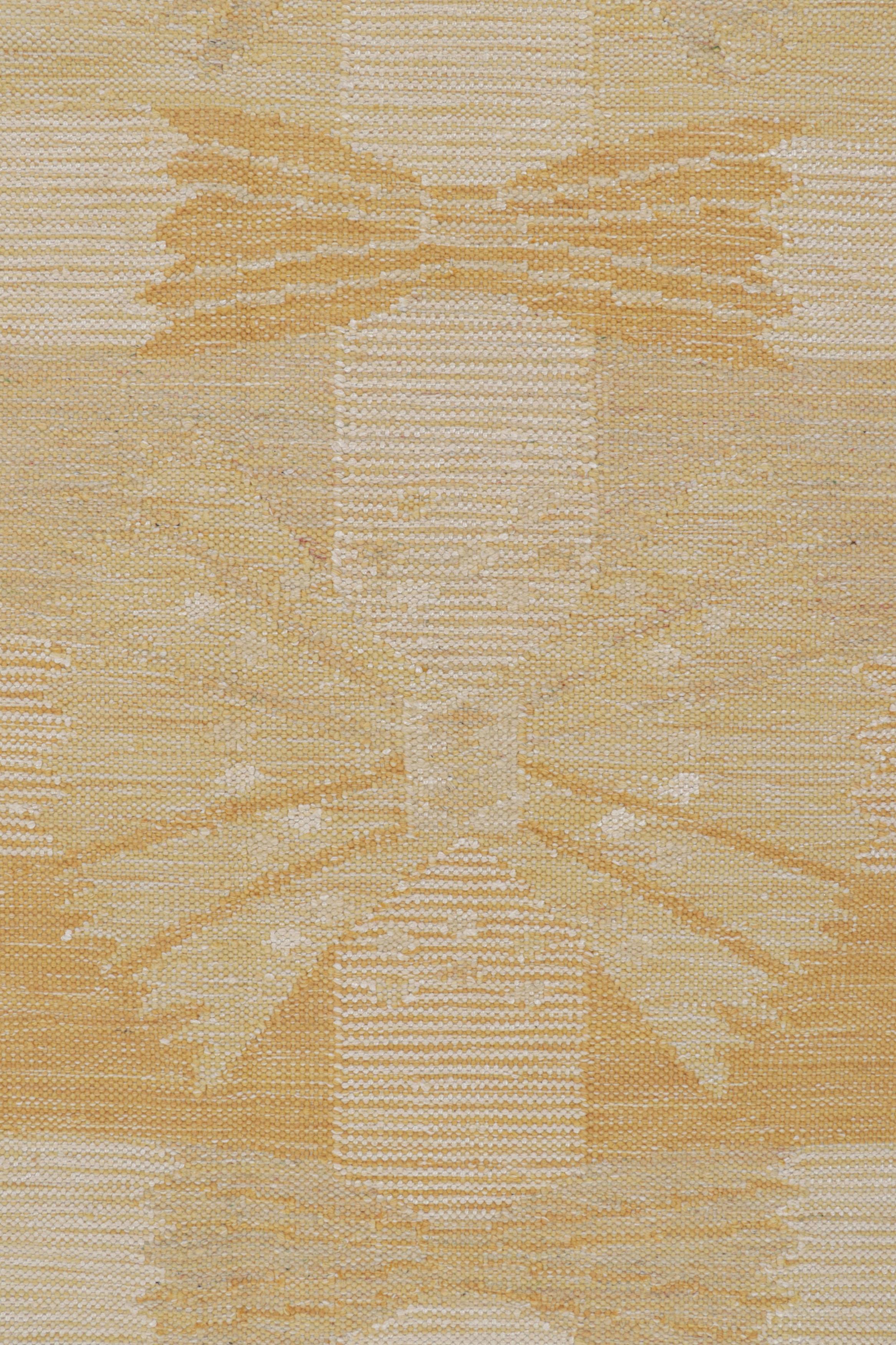 Rug & Kilim's Teppich im skandinavischen Stil mit geometrischen Mustern in Gold und Beige  im Zustand „Neu“ im Angebot in Long Island City, NY