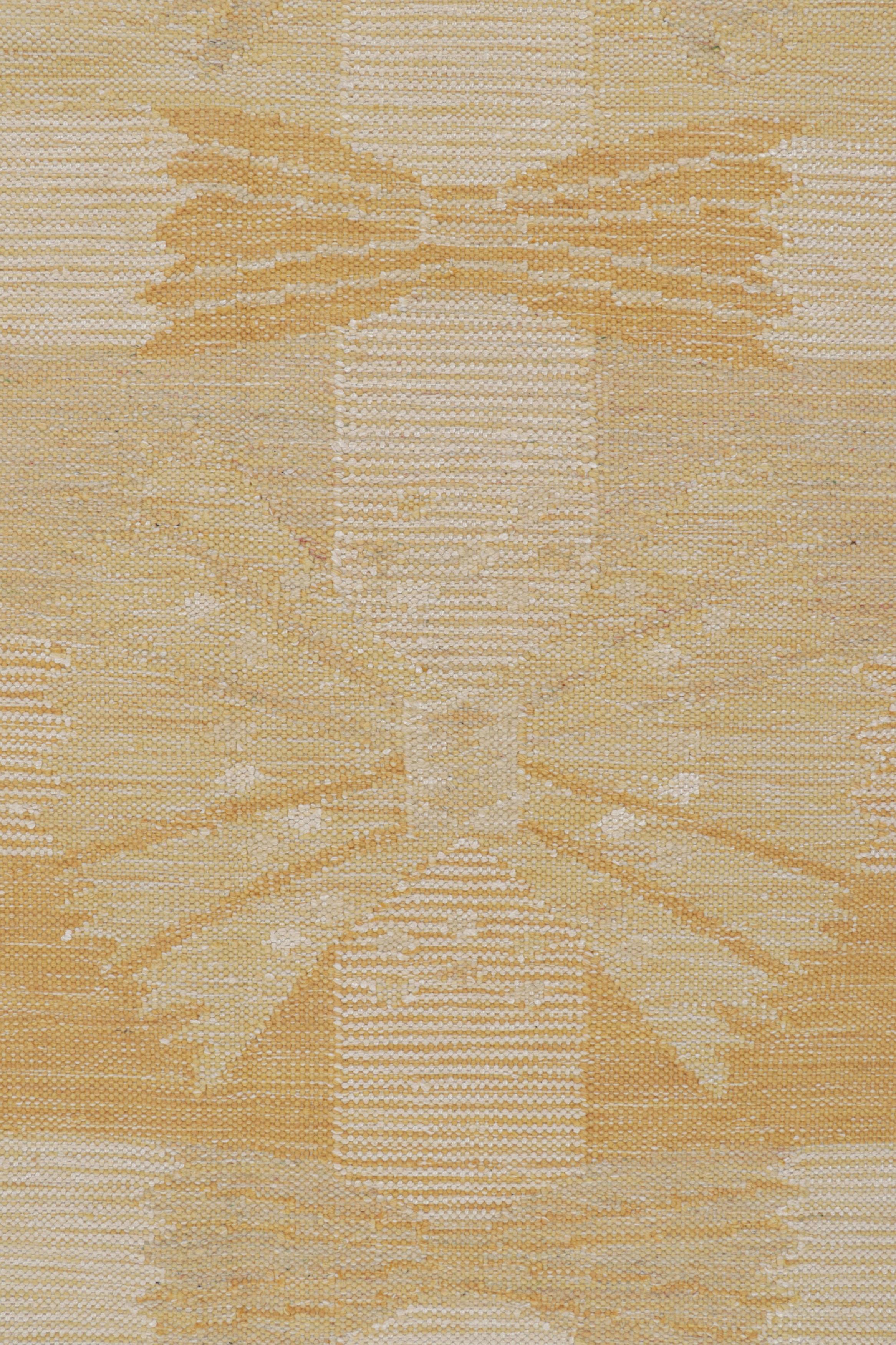 Alfombra de estilo escandinavo con motivos geométricos dorados y beige de Rug & Kilim en Nuevo estado para la venta en Long Island City, NY