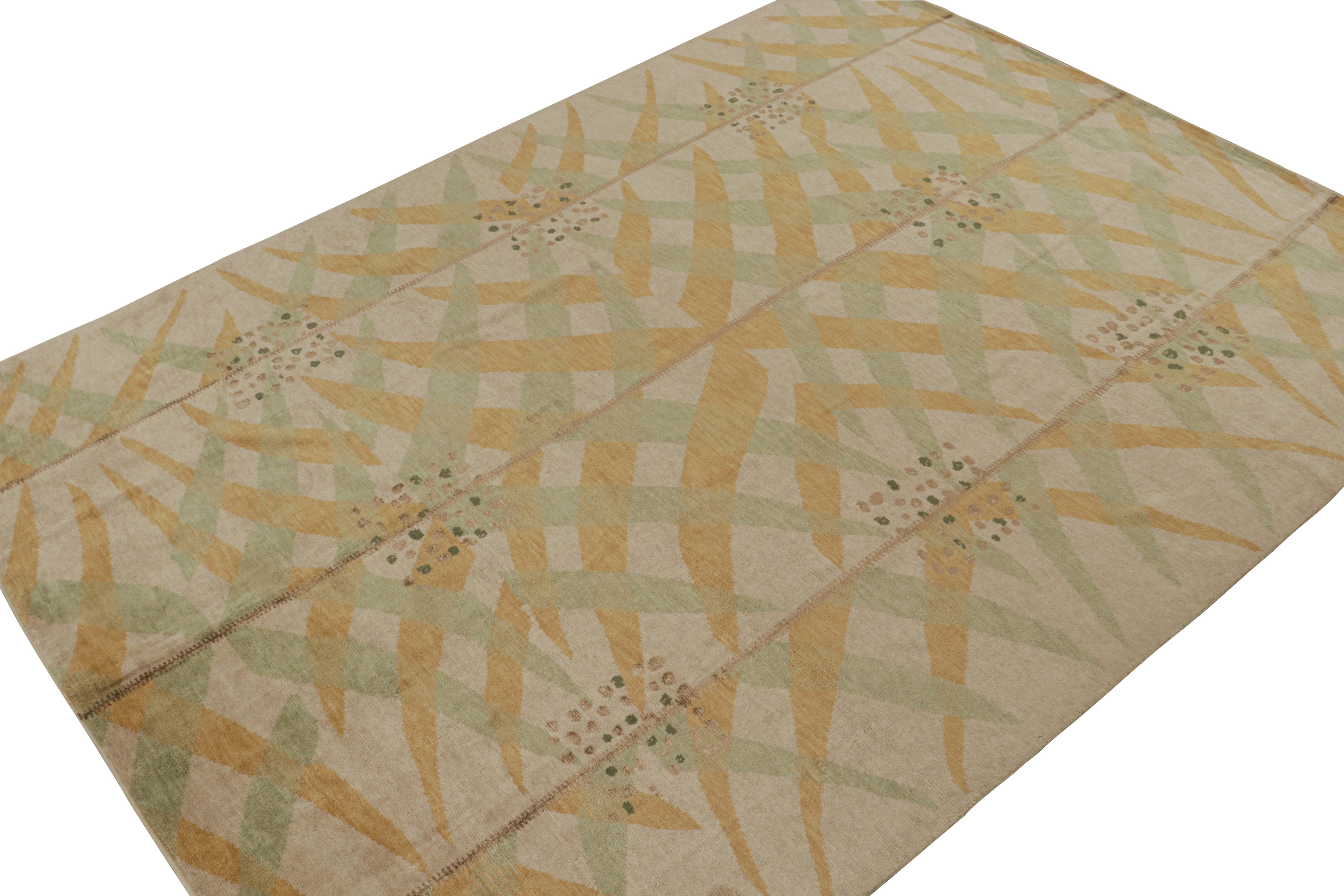 Dieser 10x14 große Teppich aus der Scandinavian Collection'S von Rug & Kilim ist aus Wolle handgeknüpft.

Über das Design:

Dieses Design ist in Beige mit goldenen und grünen geometrischen Mustern gehalten, die vom schwedischen Deco-Stil der