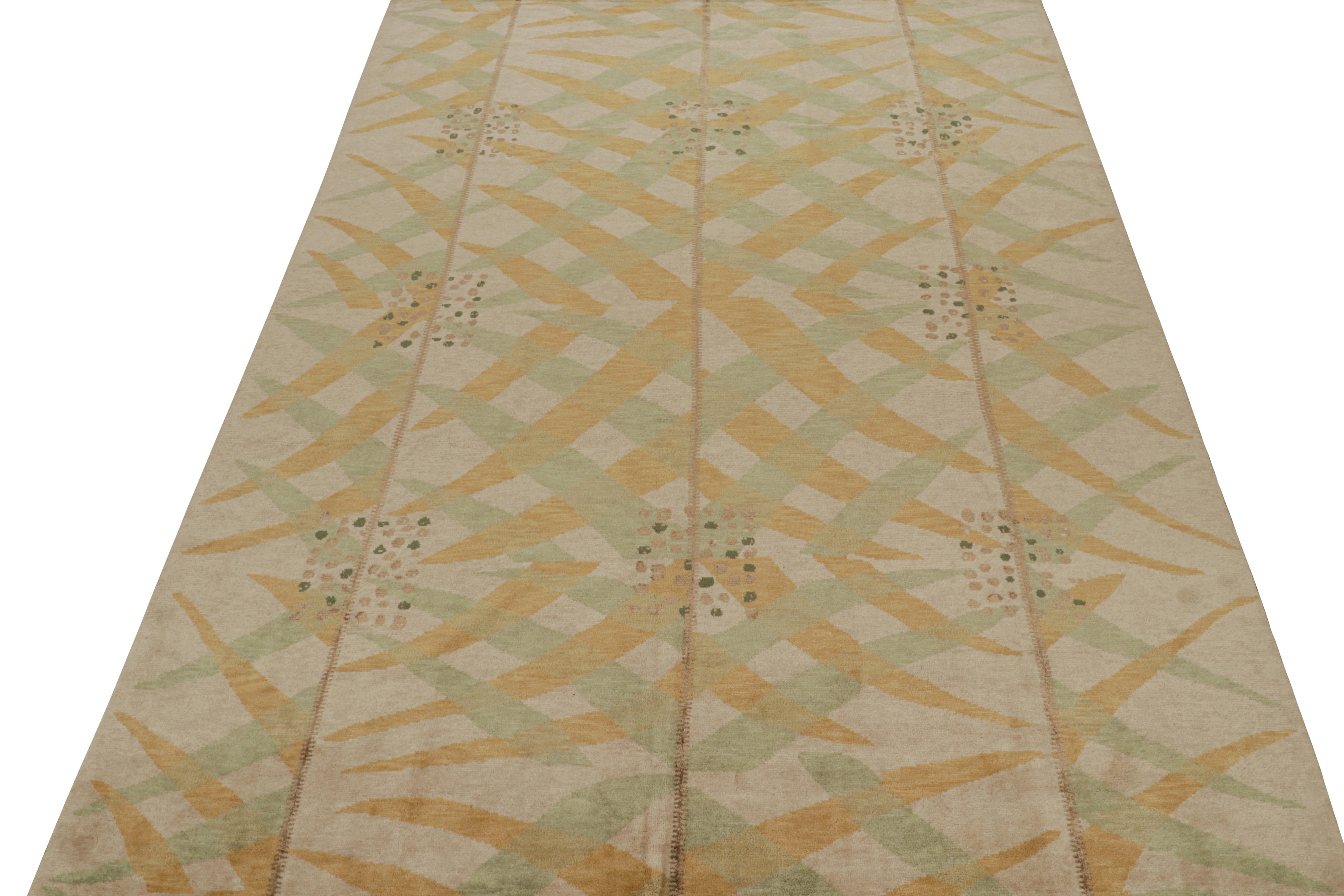 Rug & Kilim's Teppich im skandinavischen Stil mit goldenen und grünen geometrischen Mustern (Skandinavische Moderne) im Angebot