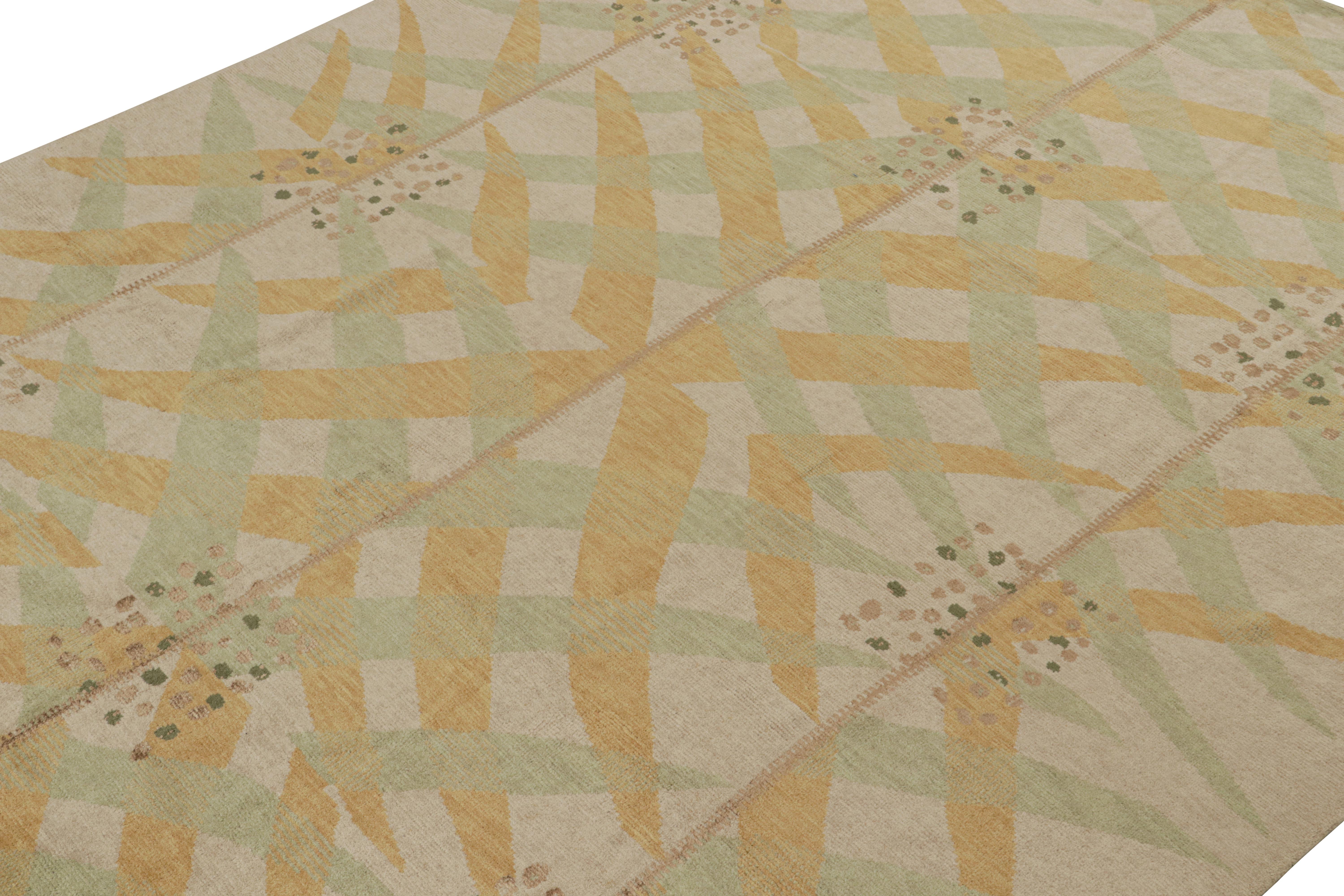 Rug & Kilim's Teppich im skandinavischen Stil mit goldenen und grünen geometrischen Mustern (Indisch) im Angebot