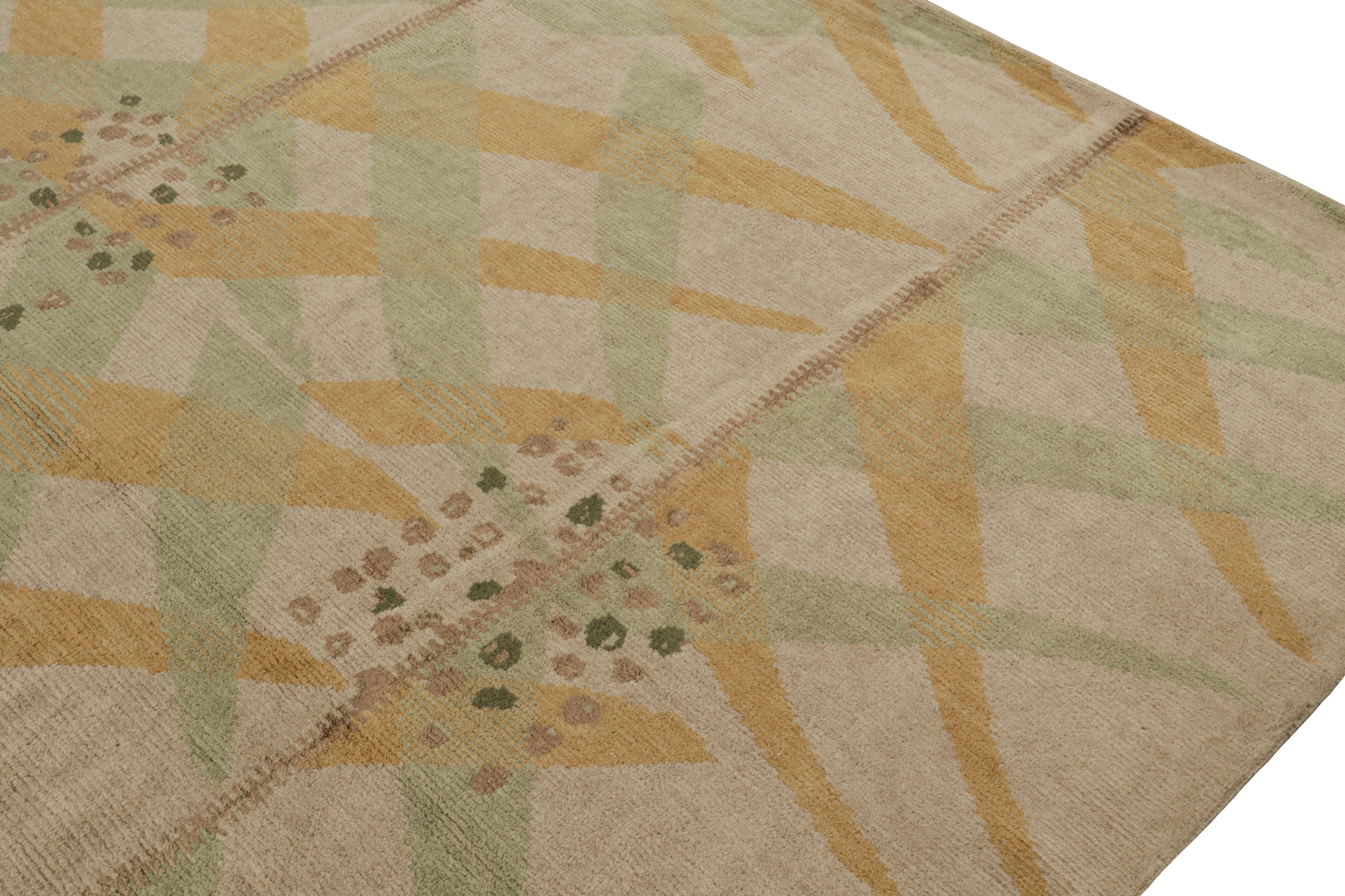 Rug & Kilim's Teppich im skandinavischen Stil mit goldenen und grünen geometrischen Mustern (Handgeknüpft) im Angebot