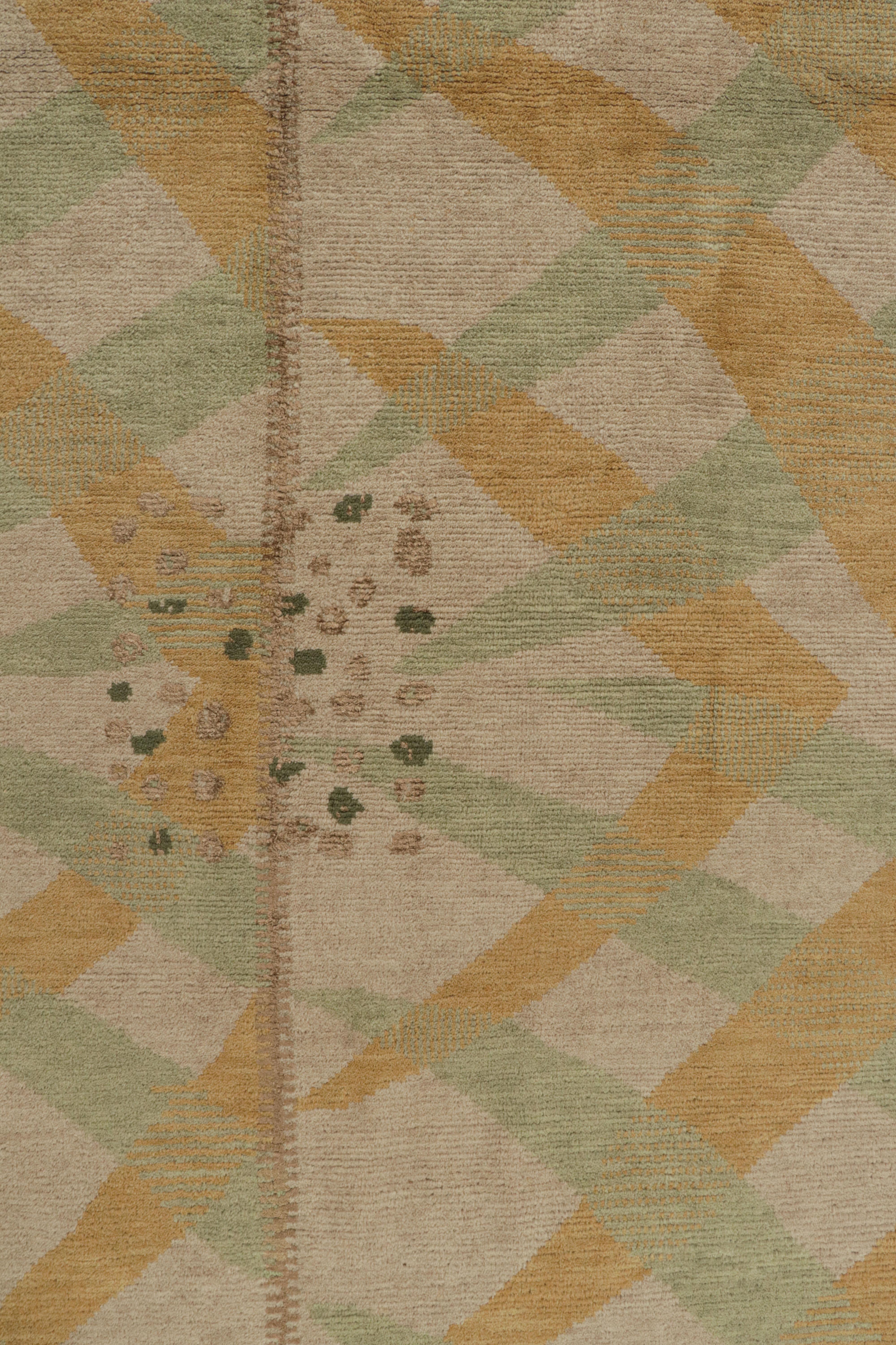 Rug & Kilim's Teppich im skandinavischen Stil mit goldenen und grünen geometrischen Mustern im Zustand „Neu“ im Angebot in Long Island City, NY