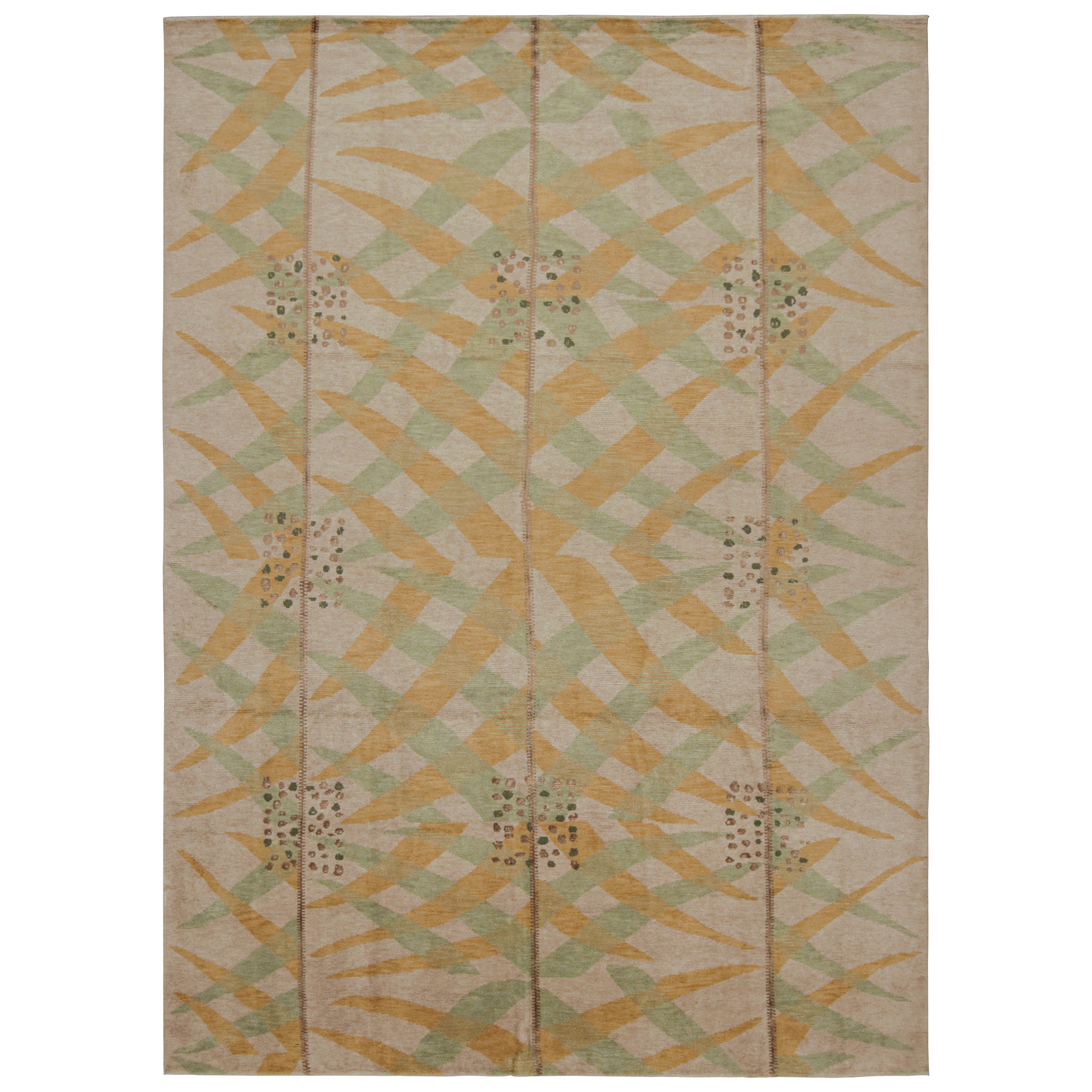 Rug & Kilim: tappeto in stile scandinavo con motivi geometrici in oro e verde in vendita