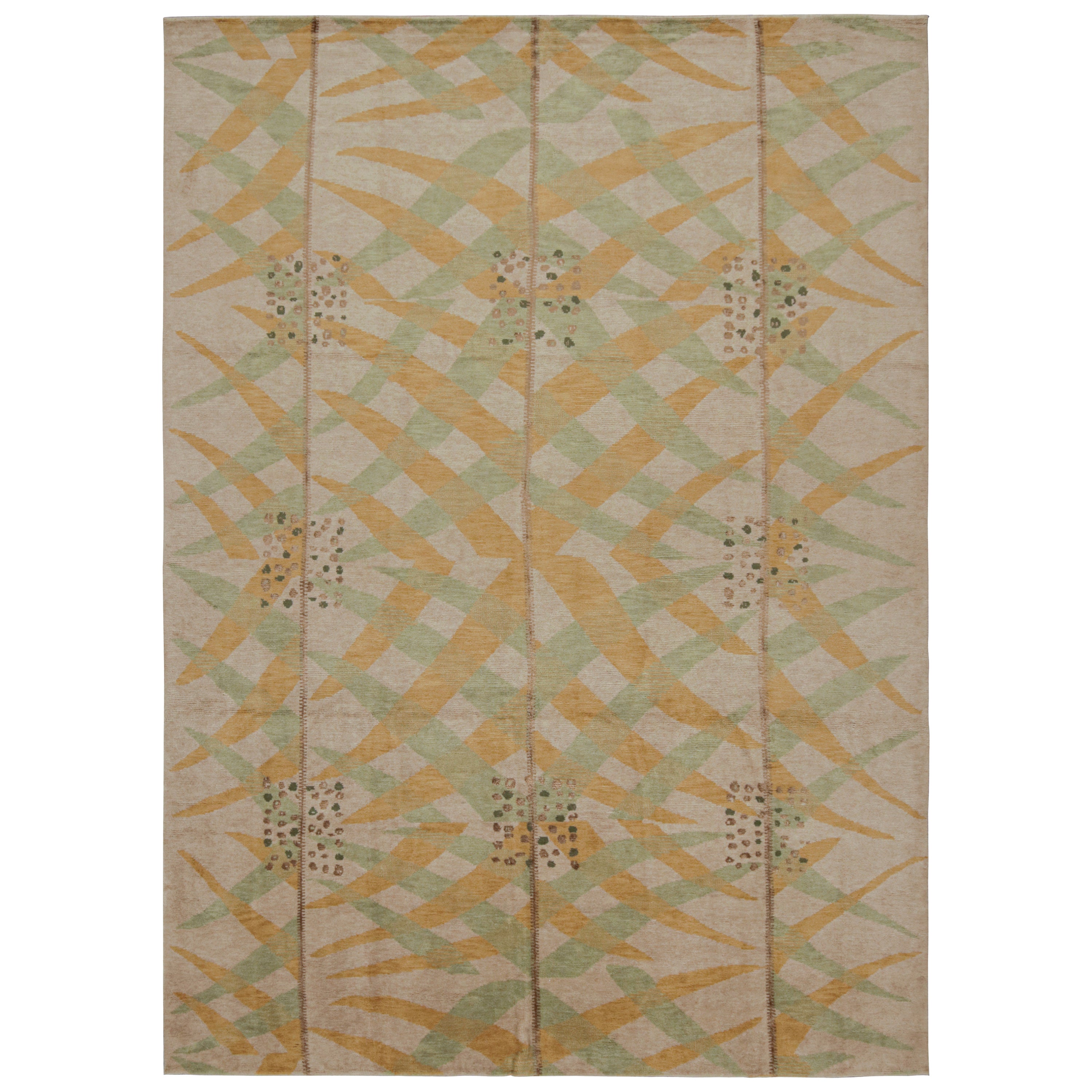 Rug & Kilim's Teppich im skandinavischen Stil mit goldenen und grünen geometrischen Mustern im Angebot