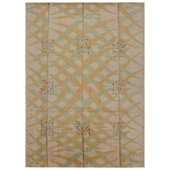 Tapis de style scandinave à motifs géométriques or et vert de Rug & Kilim