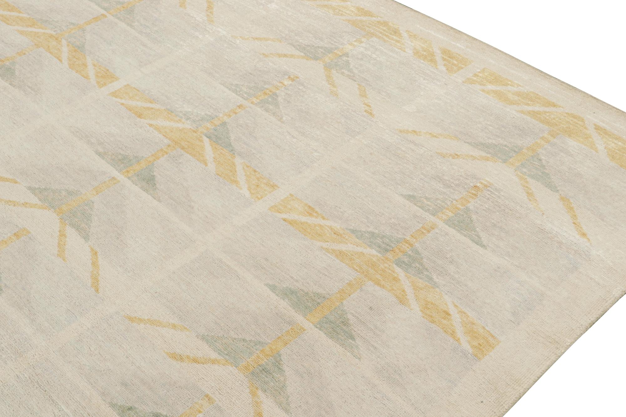 Moderno Rug & Kilim: tappeto in stile scandinavo con motivi geometrici oro e beige in vendita