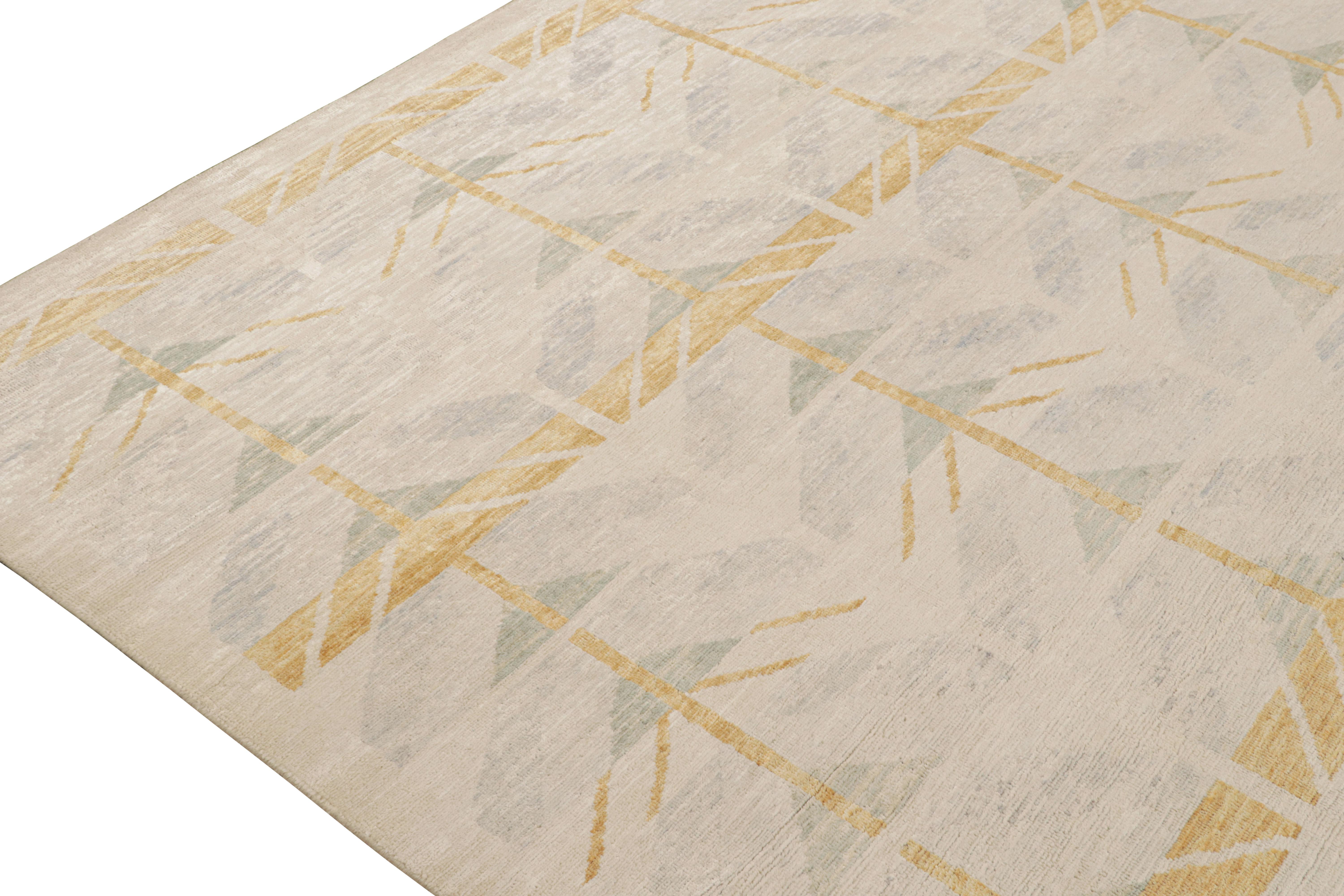 Moderno Rug & Kilim: tappeto in stile scandinavo con motivi geometrici oro e beige in vendita