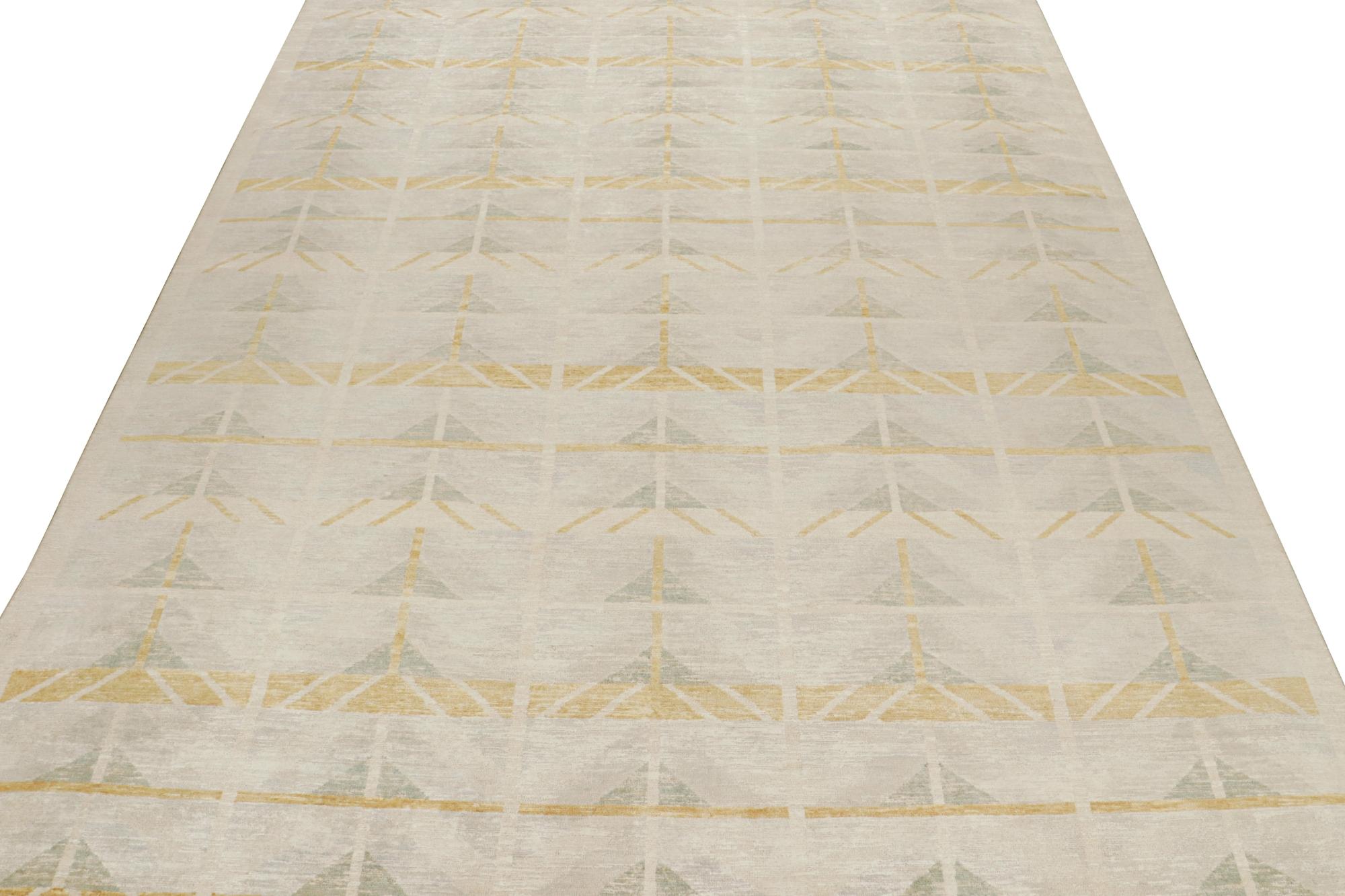 Annodato a mano Rug & Kilim: tappeto in stile scandinavo con motivi geometrici oro e beige in vendita