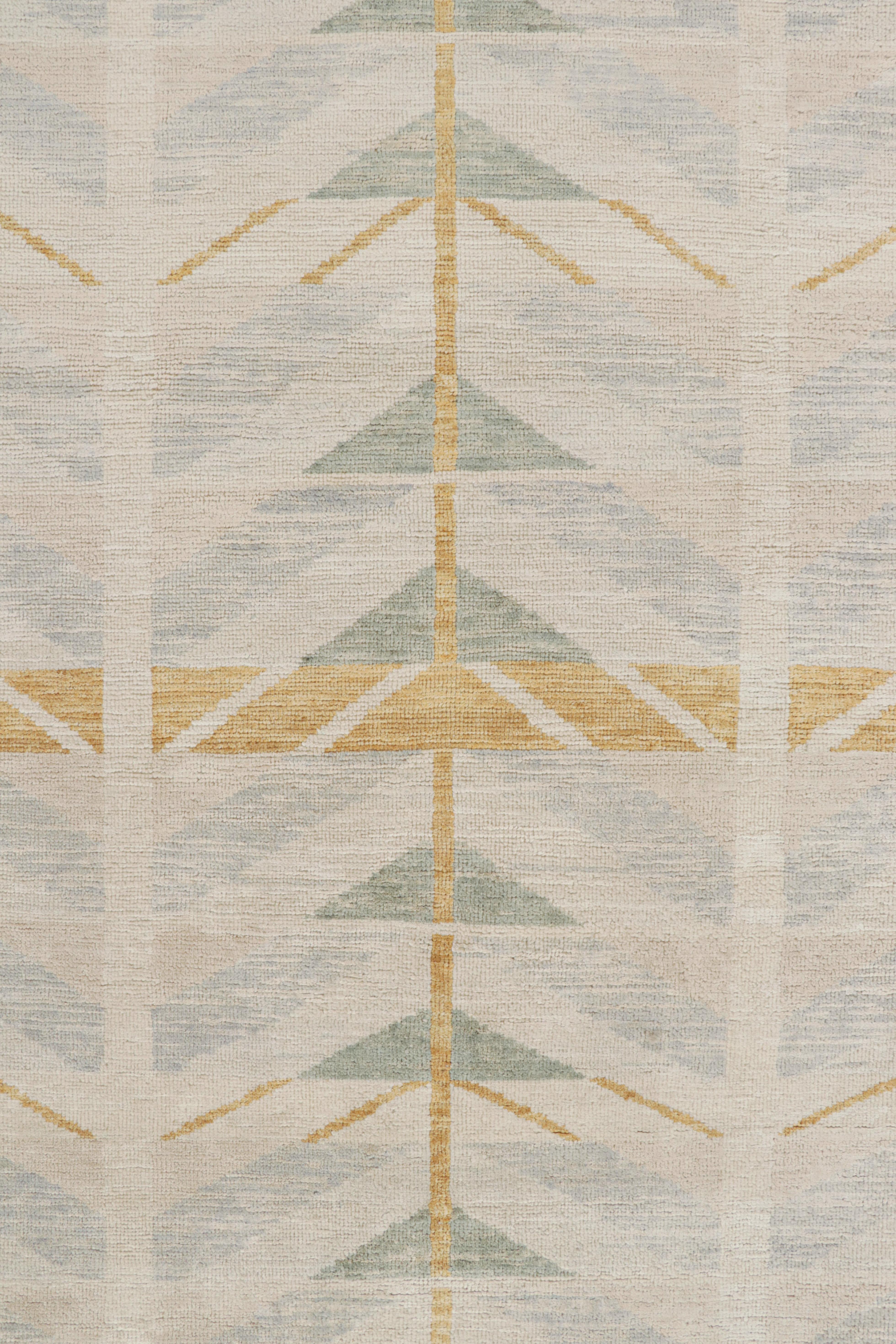 Rug & Kilim’s Scandinavian-Style Rug with Gold & Beige Geometric Patterns In New Condition For Sale In Long Island City, NY