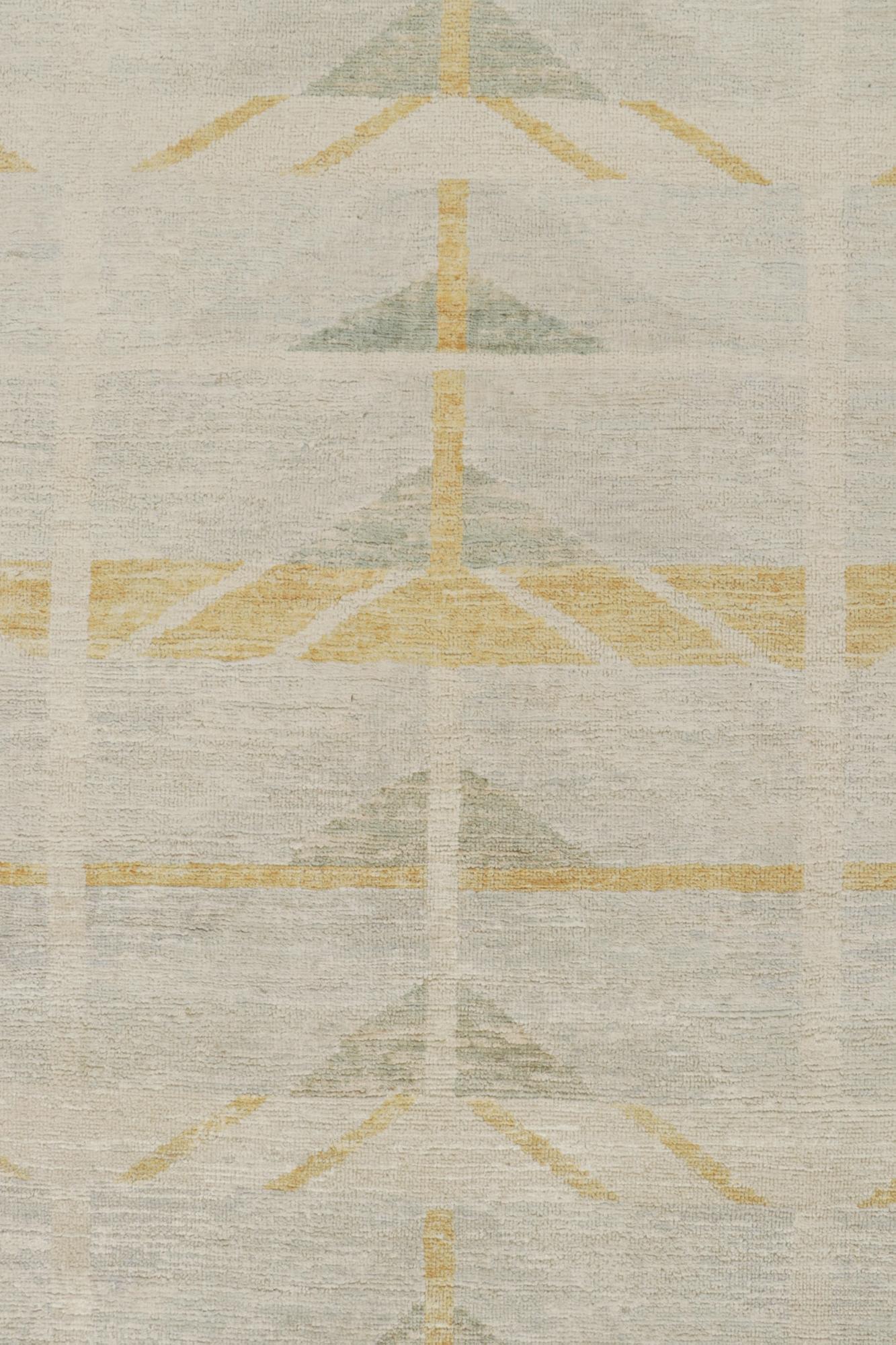 Rug & Kilim’s Scandinavian-Style Rug with Gold & Beige Geometric Patterns In New Condition For Sale In Long Island City, NY