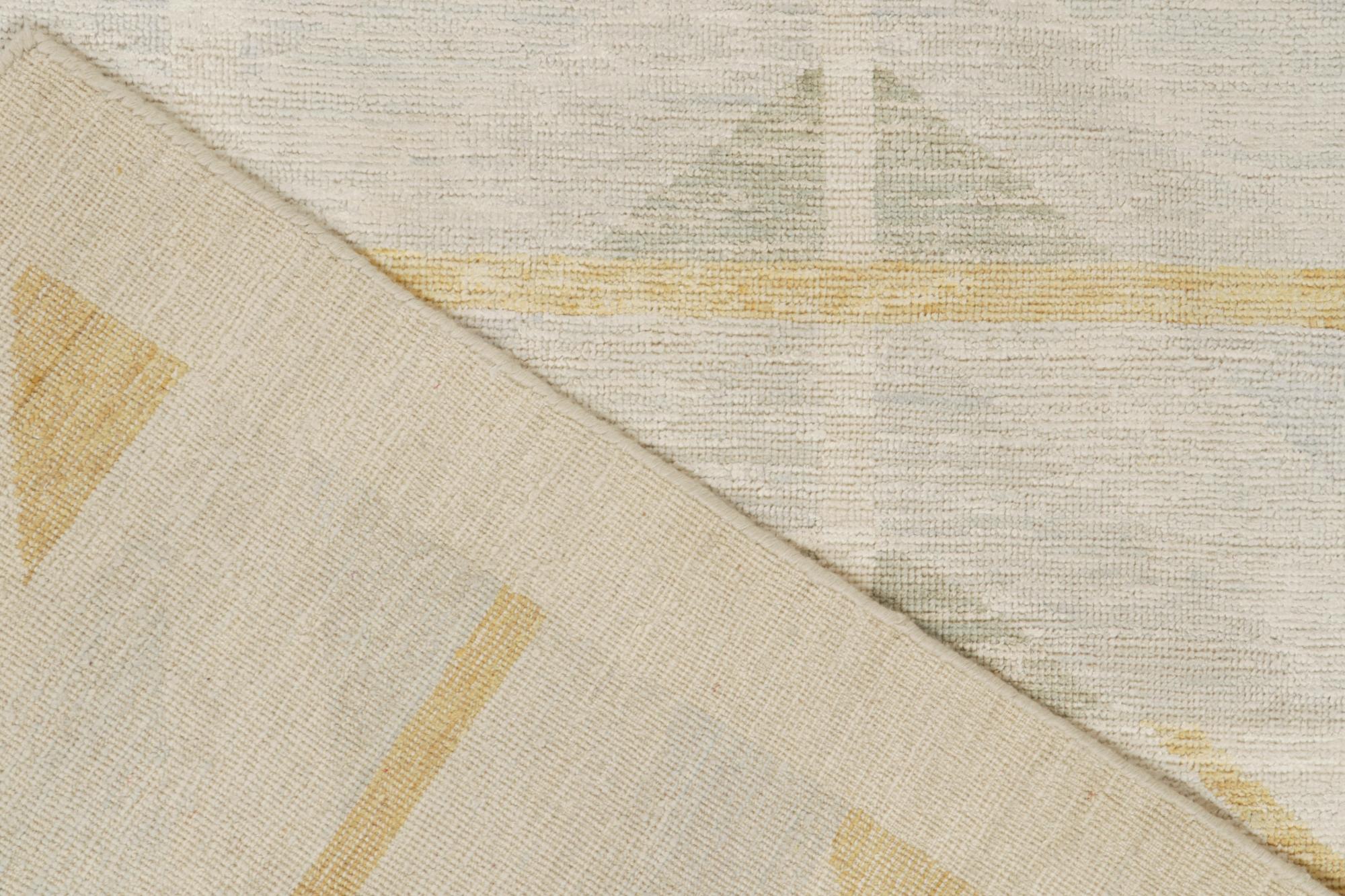 XXI secolo e contemporaneo Rug & Kilim: tappeto in stile scandinavo con motivi geometrici oro e beige in vendita