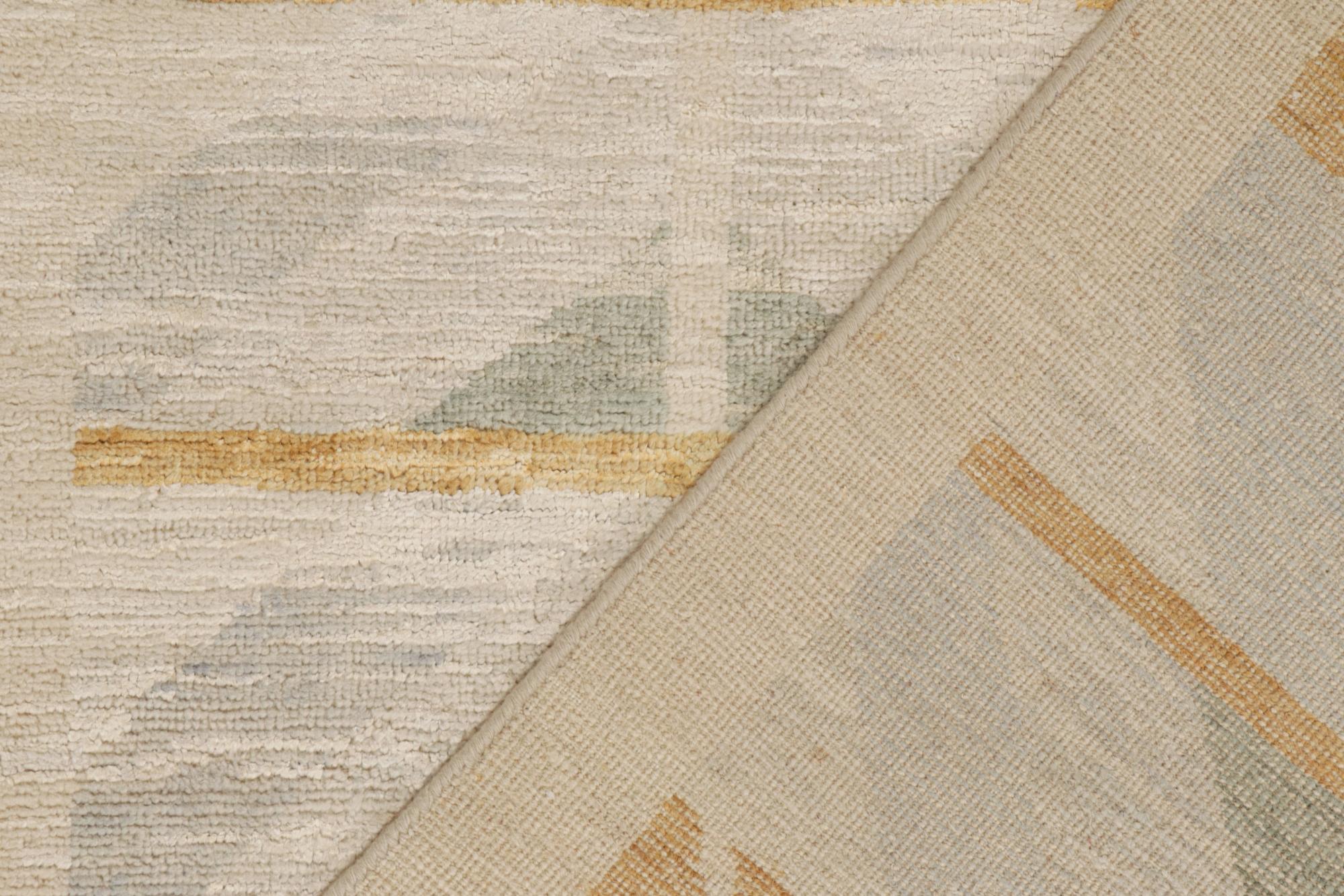 XXI secolo e contemporaneo Rug & Kilim: tappeto in stile scandinavo con motivi geometrici oro e beige in vendita
