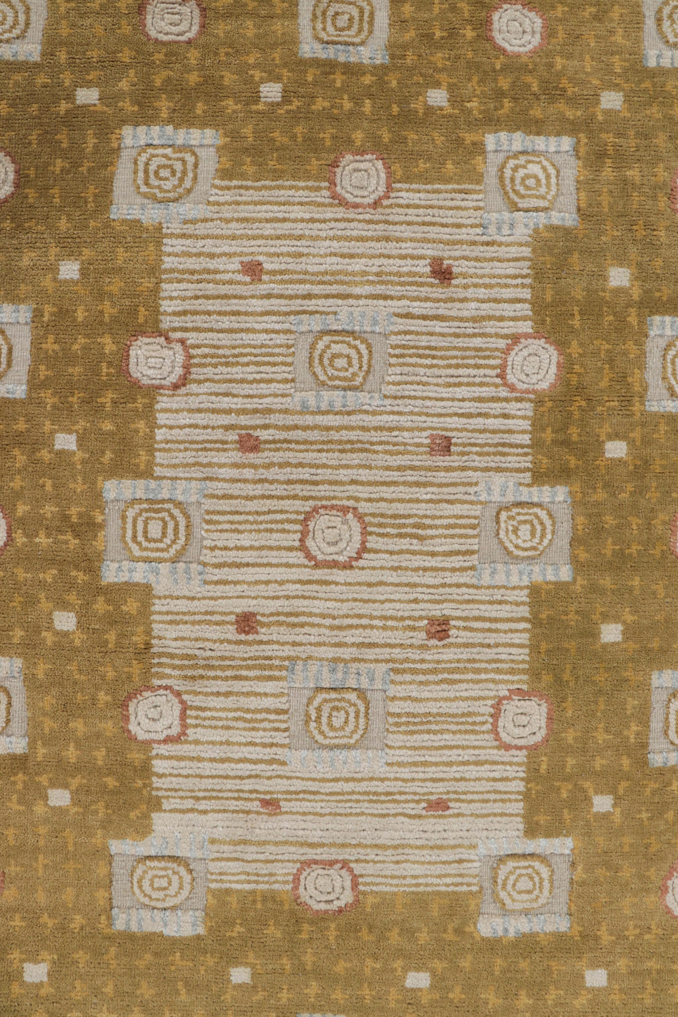 Rug & Kilim's Teppich im skandinavischen Stil mit geometrischen Mustern in Gold und Creme (Moderne) im Angebot