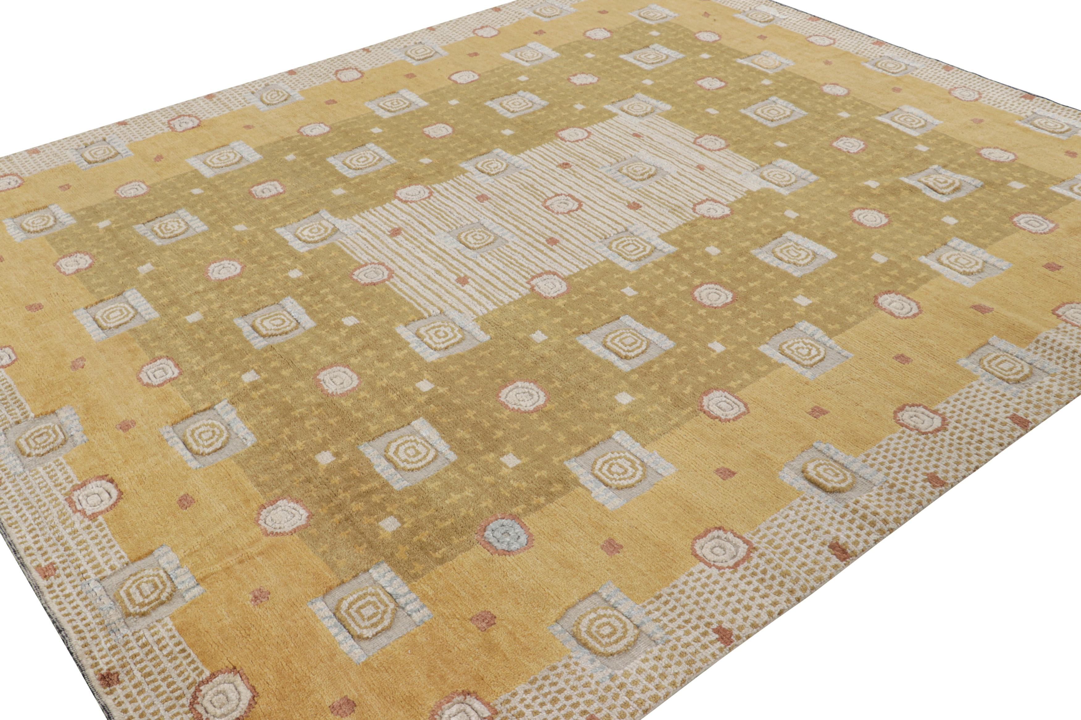 Rug & Kilim's Teppich im skandinavischen Stil mit geometrischen Mustern in Gold und Creme (Indisch) im Angebot