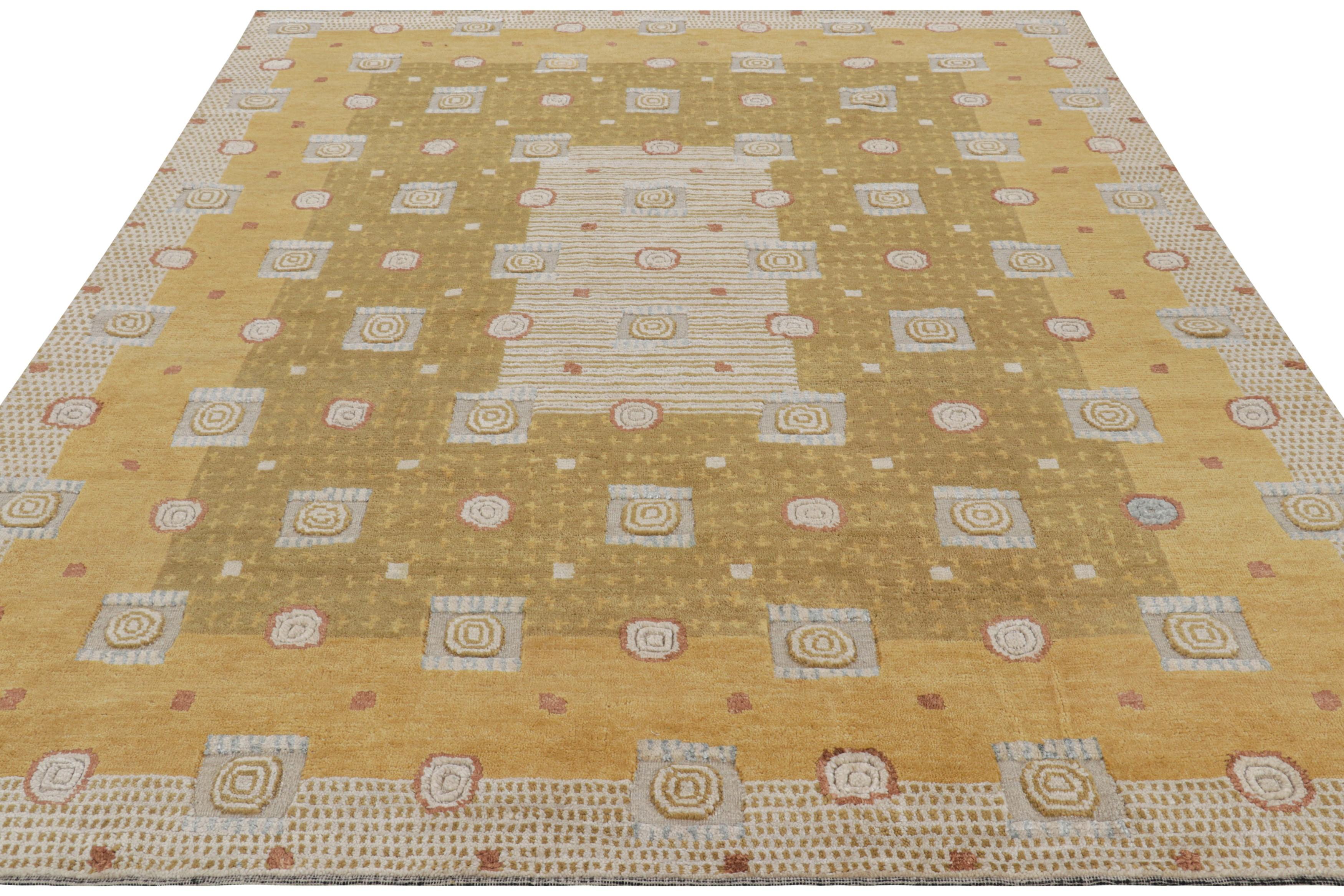 Rug & Kilim's Teppich im skandinavischen Stil mit geometrischen Mustern in Gold und Creme (Handgeknüpft) im Angebot