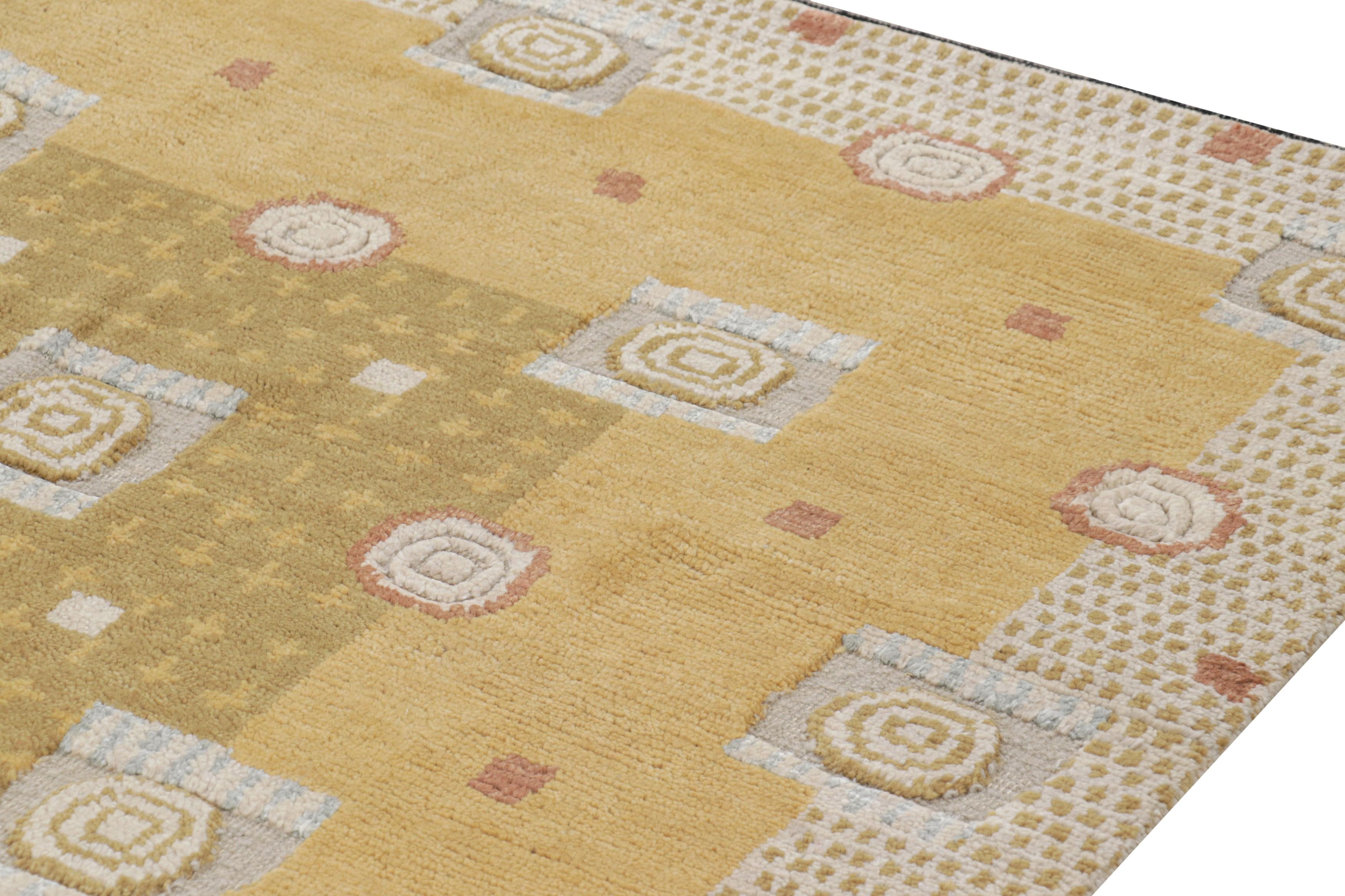 Tappeto in stile scandinavo Rug & Kilim con motivi geometrici oro e crema In condizioni Nuovo in vendita a Long Island City, NY