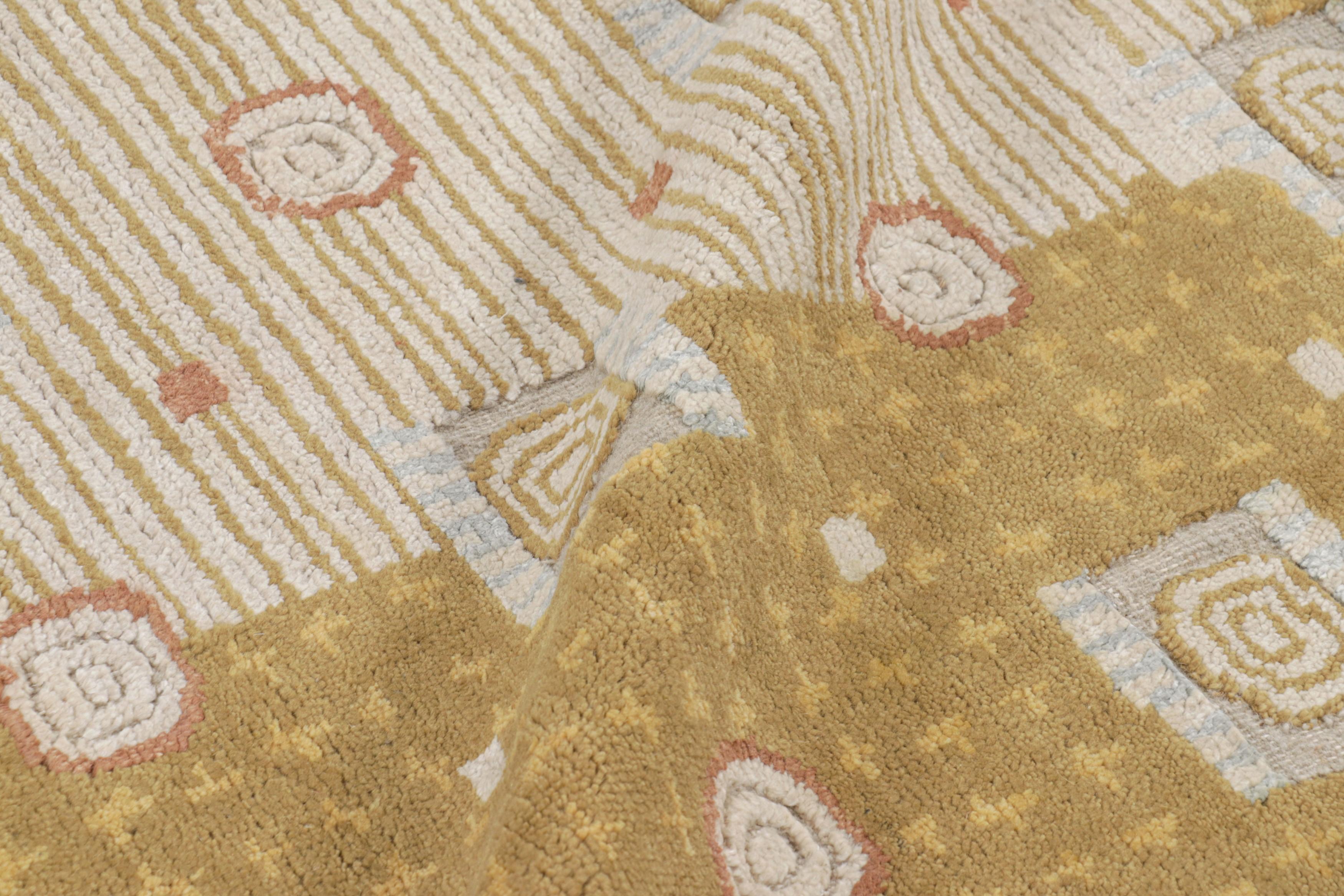 Rug & Kilim's Teppich im skandinavischen Stil mit geometrischen Mustern in Gold und Creme (21. Jahrhundert und zeitgenössisch) im Angebot