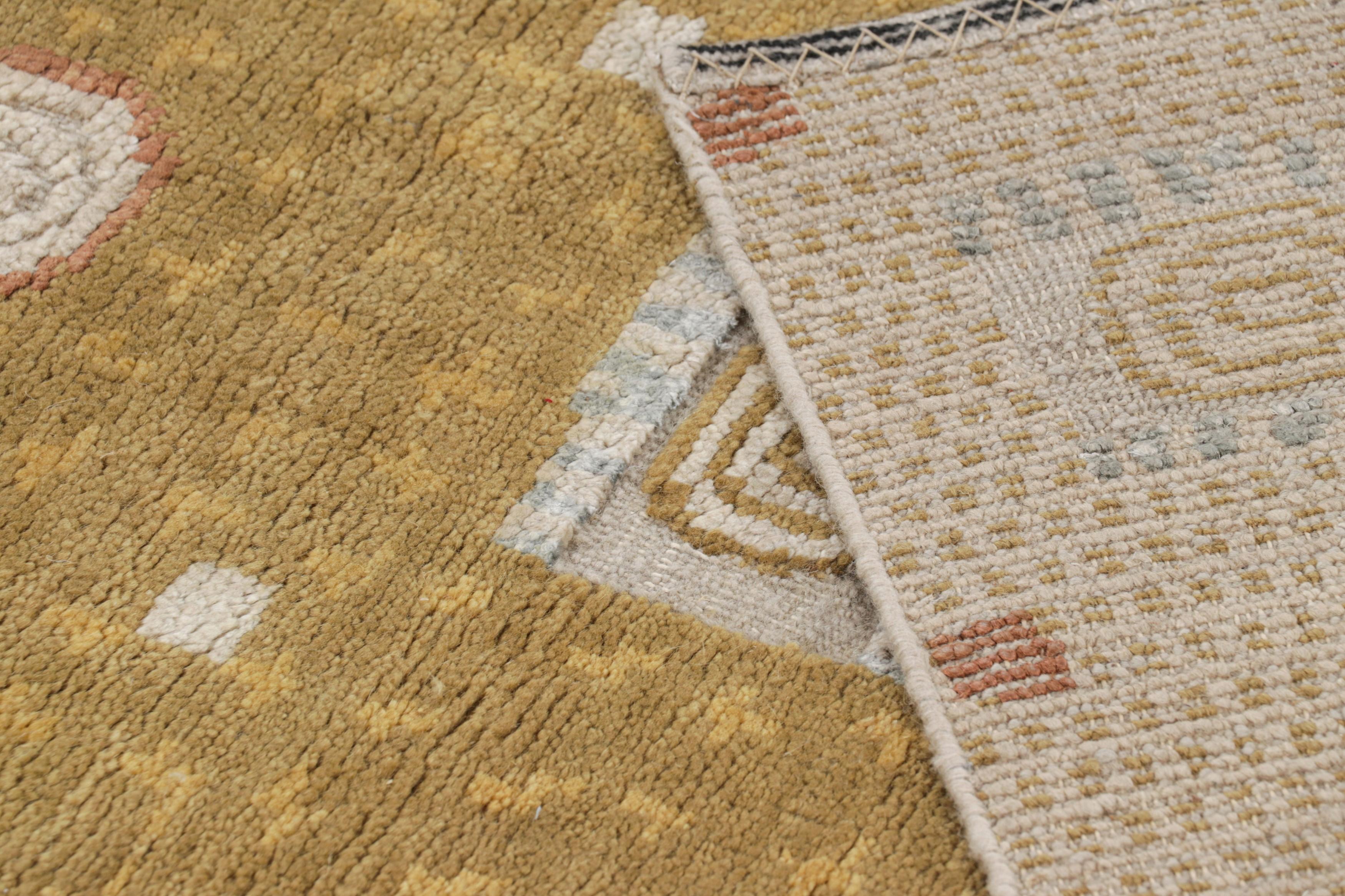 Rug & Kilim's Teppich im skandinavischen Stil mit geometrischen Mustern in Gold und Creme (Wolle) im Angebot