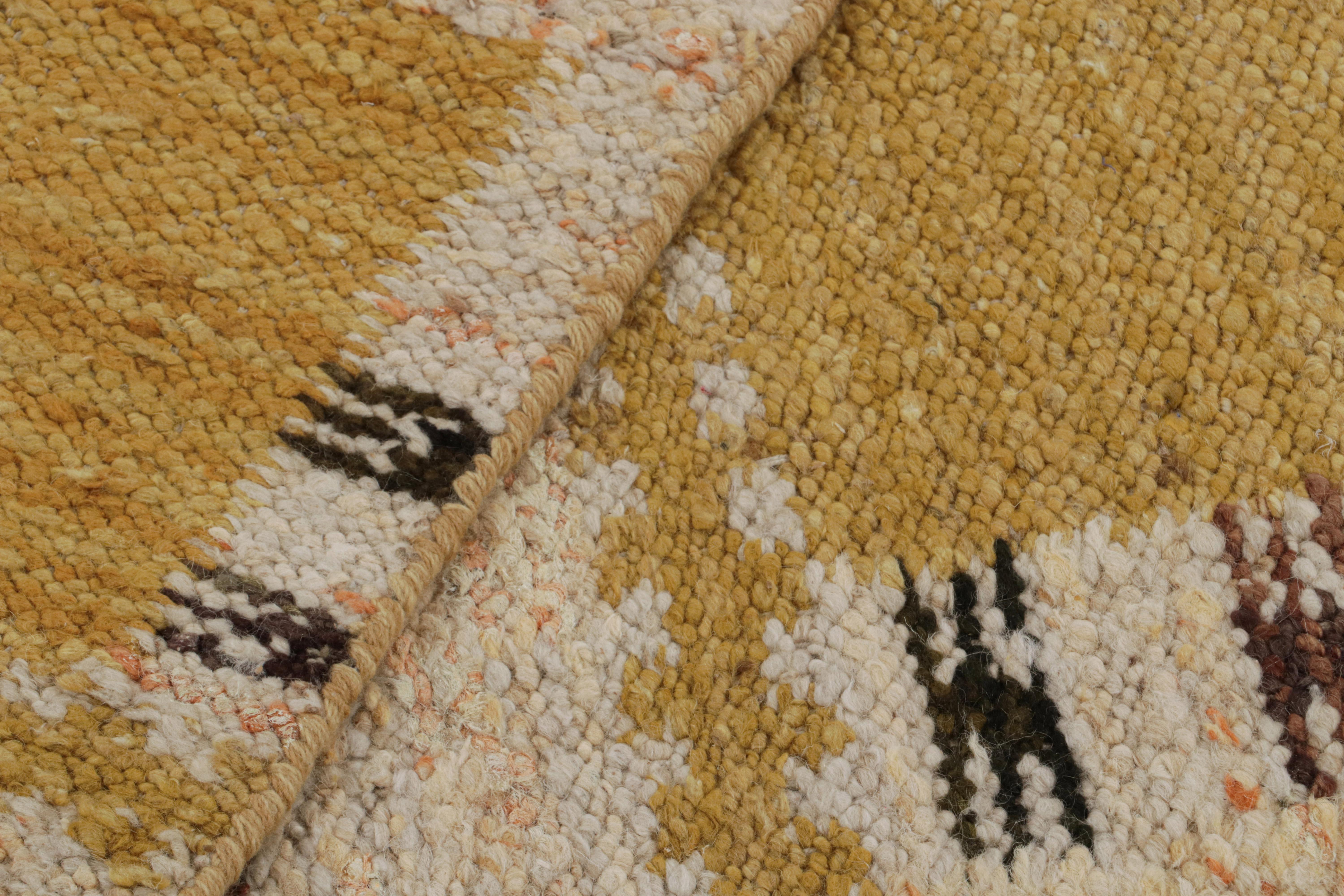 XXIe siècle et contemporain Tapis de style scandinave à motifs géométriques dorés de Rug & Kilim en vente