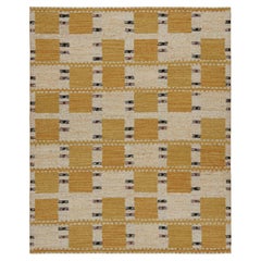 Rug & Kilim's Teppich im skandinavischen Stil mit goldenen, geometrischen Mustern 