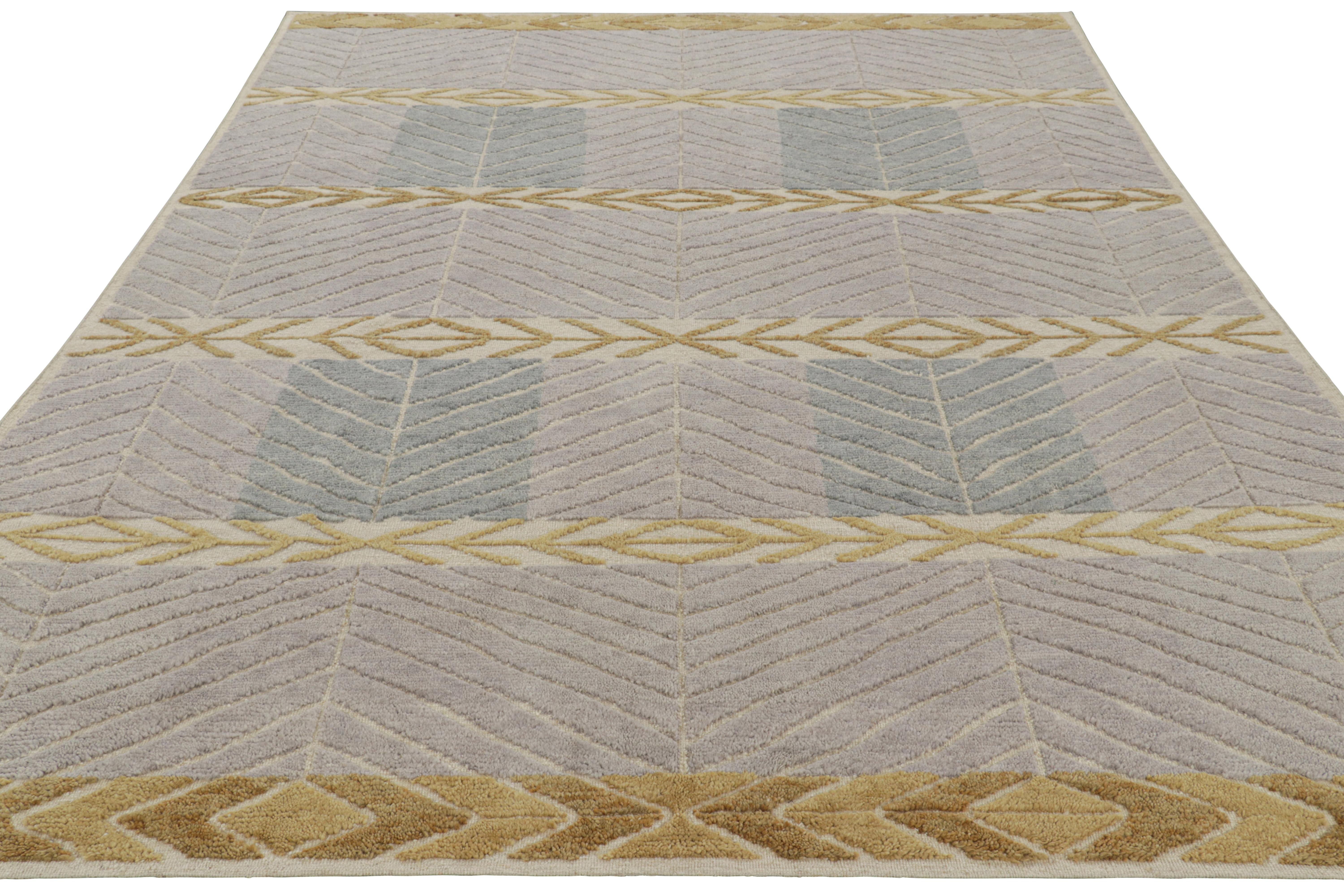 Rug & Kilim's Teppich im skandinavischen Stil mit grauem und beige-braunem geometrischem Muster (Indisch) im Angebot